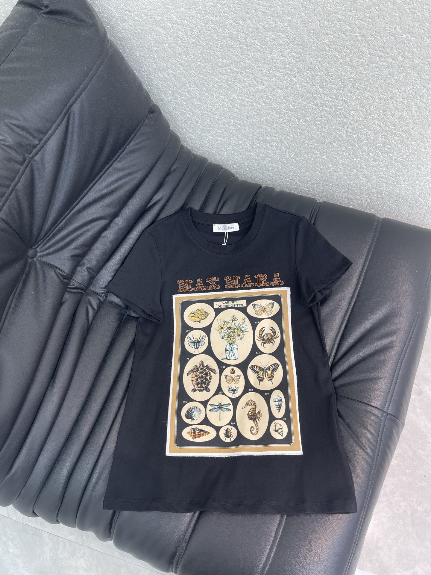 NO:833695,Max Mar*26 new spring and summer patchwork embroidered letter heavy-duty short-sleeved T-shirt. Pure cotton fabric. High-density fashionable sports style. Every daily wear. Playful and age-reducing design elements full of vitality. High quality. Sizes SML, T-shirt, tees, t-shirt,19860909Max Mar*26春夏新款贴布刺绣字母重工款短袖T恤 纯棉面料 高密度时髦运动风 每个日常的穿搭 俏皮减龄充满元气的设计元素 高品质 尺码SML,,T-shirt,tees，t-shirt,,Women's clothing