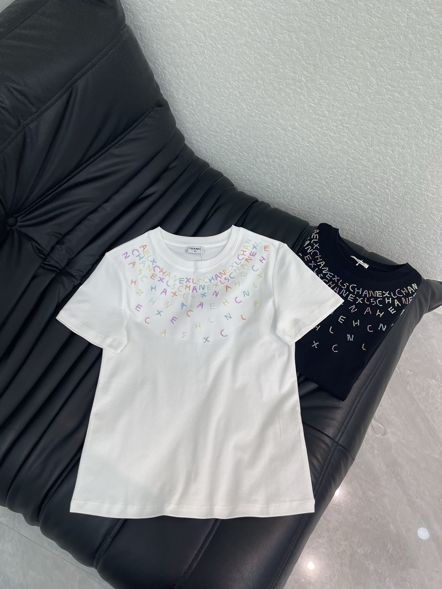 NO:838353,Chane*26 new spring and summer round neck short-sleeved T-shirt with beaded letters. Customized YB mercerized cotton material, fine texture, comfortable and breathable, regular short-sleeved T-shirt cutting, three-dimensional color pattern beading technology, light refraction luxury full score, highlighting the brand style, regular version, wear slim and fashionable. SML,,chanel,T-shirt,tees,t-shirt,19860909Chane*26春夏新款圆领钉珠字母短袖T恤.定制YB丝光棉材质,质感细腻,舒适透气,常规短袖T恤裁剪,立体彩色图案钉珠工艺,光线折射奢华满分,凸显品牌格调,常规版型,穿搭显瘦时尚.SML,,chanel,T-shirt,tees，t-shirt,,Women's clothing