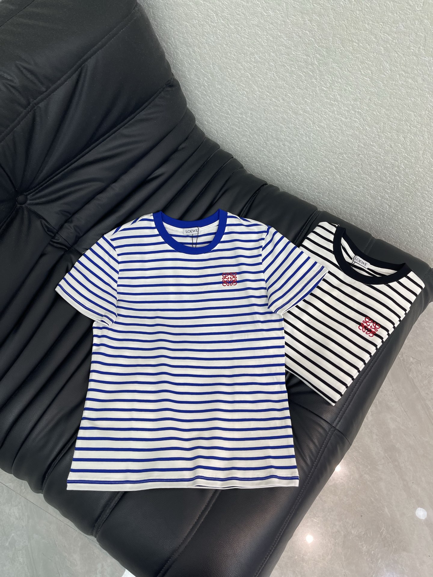 NO:834891,LOEW*26 new spring and summer striped short-sleeved T-shirt with logo embroidered on the left chest. Classic round neck design. The collar is edged with contrasting ribs. It is not easy to deform and has a retro college feel. The straight version is not picky and can modify the body shape well. It is not too loose or tight. It is very comfortable for daily wear. There is a red brand embroidered logo on the left chest. It is the finishing touch of the whole dress. It is low-key and recognizable, breaking the monotony of stripes.  Soft and breathable cotton with comfortable drape SML,,loewe,T-shirt,tees,t-shirt,19860909LOEW*26春夏新款左胸刺绣logo条纹短袖T恤 经典的圆领设计 领口用撞色罗纹做包边 不容易变形 也更有复古的学院感 直筒版型 不挑身材 能很好地修饰身形 不会过于宽松也不会紧绷 日常穿非常舒适 左胸位置都有红色的品牌标志性刺绣 logo 是整件衣服的点睛之笔 低调又有辨识度 打破了条纹的单调感 柔软透气的棉质 自带舒适的垂坠感 SML,,loewe,T-shirt,tees，t-shirt,,Women's clothing