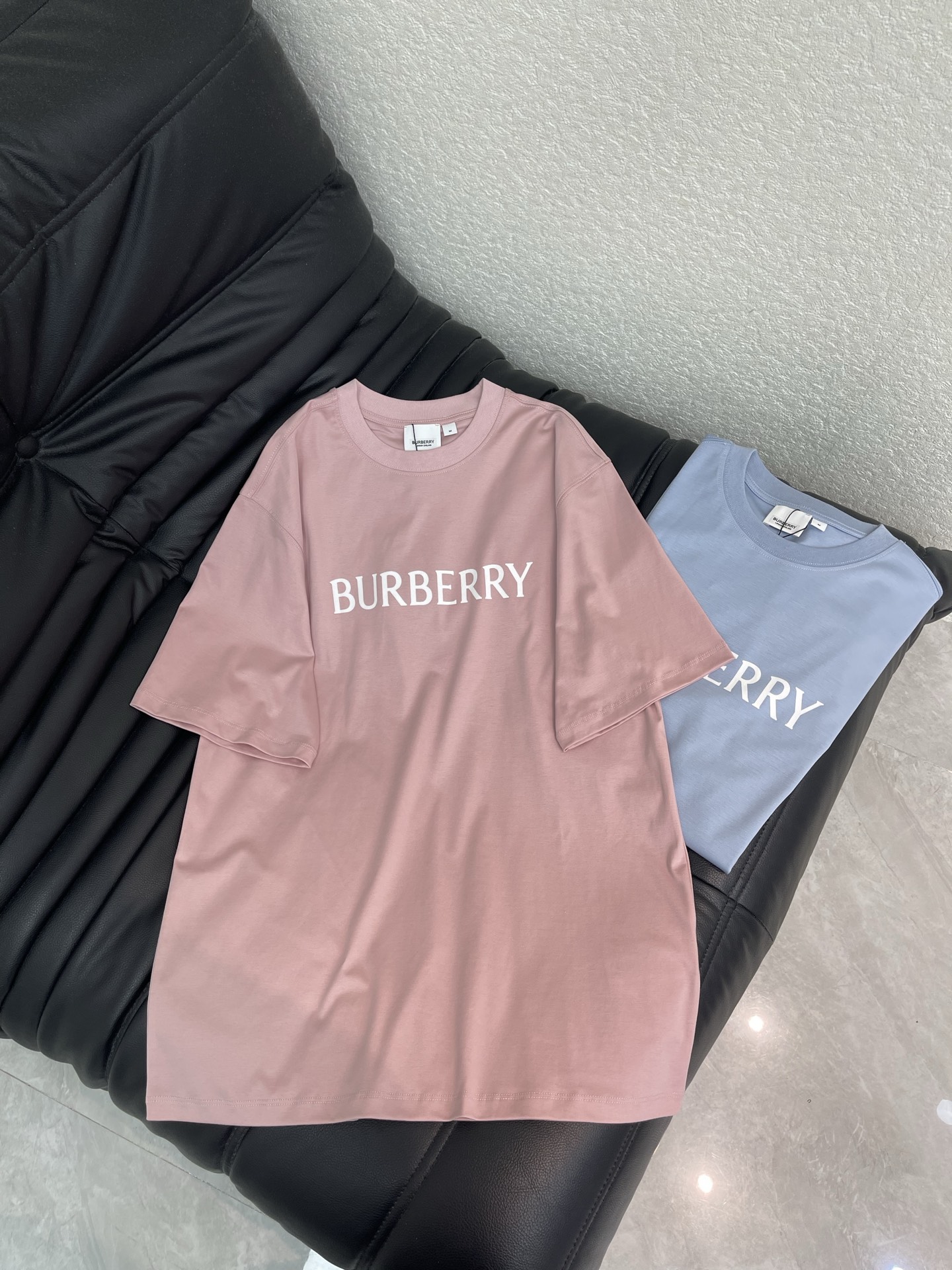 NO:833686,Burberr*26 new spring and summer classic letter printed short-sleeved T-shirt. Pure cotton fabric. Loose and large version. High-density fashionable sports style. Every daily wear. Playful and age-reducing design elements full of vitality. High quality. Sizes SML, burberry, T-shirt, tees, t-shirt,19860909Burberr*26春夏新款经典字母印花短袖T恤 纯棉面料 宽松大版型 高密度时髦运动风 每个日常的穿搭 俏皮减龄充满元气的设计元素 高品质 尺码SML,,burberry,T-shirt,tees，t-shirt,,Women's clothing