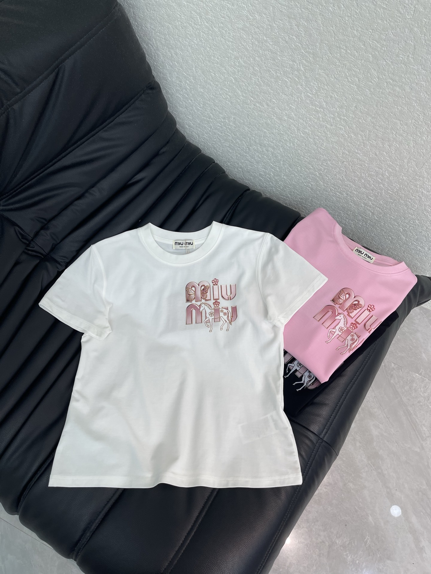 NO:836249,Miumi*26 new spring and summer pink letter butterfly horse printed short-sleeved T-shirt Mercerized cotton fabric High-density fashionable sports style Every daily wear Playful and age-reducing design elements full of vitality High quality Size S-XXL,,miumiu,T-shirt,tees,t-shirt,19860909Miumi*26春夏新款粉色字母蝴蝶马印花短袖T恤 丝光棉面料 高密度时髦运动风 每个日常的穿搭 俏皮减龄充满元气的设计元素 高品质 尺码S-XXL,,miumiu,T-shirt,tees，t-shirt,,Women's clothing