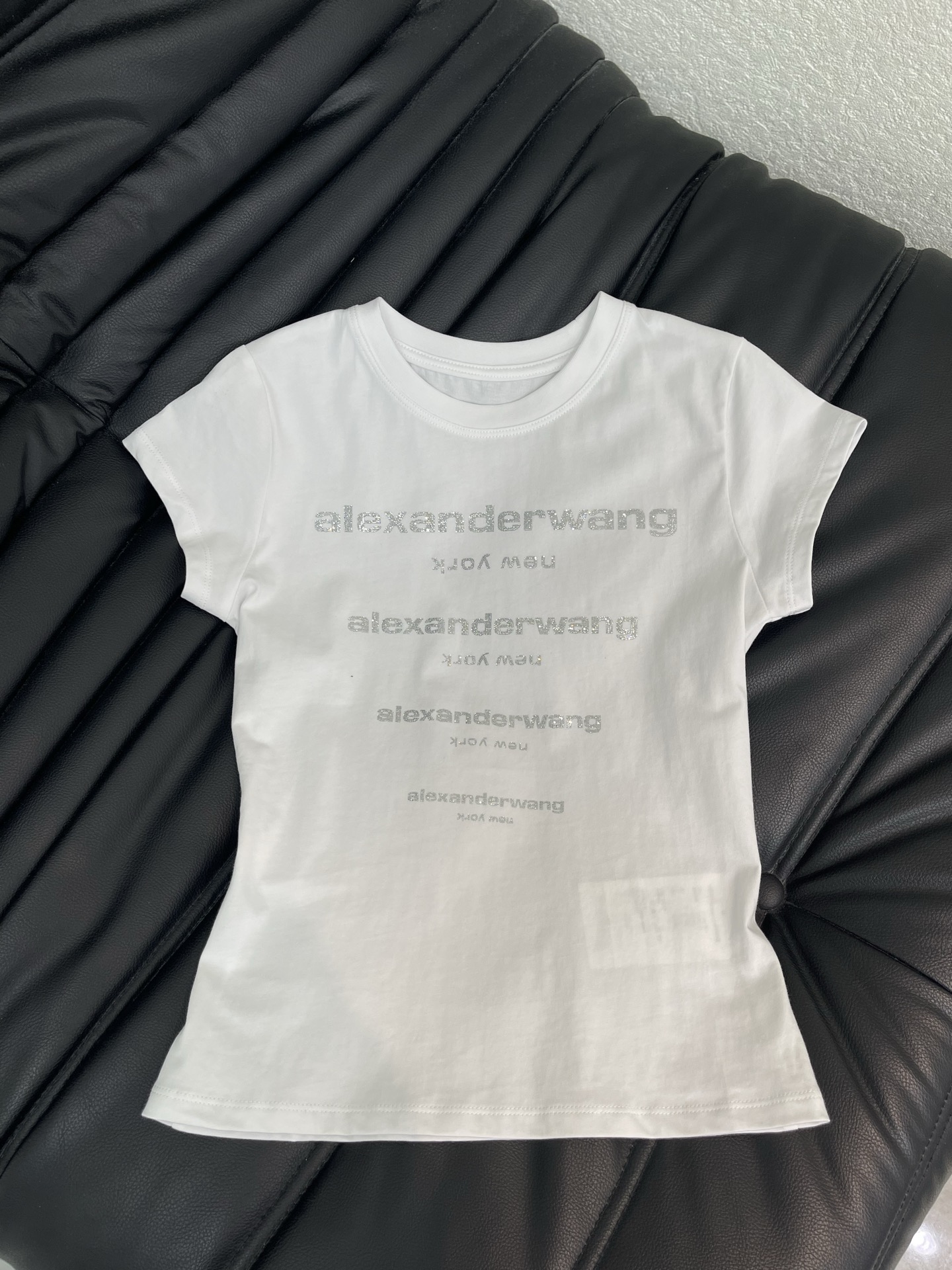 NO:834922,* 26 new hot diamond short-sleeved T-shirts. White cotton jersey fabric. Hot diamond brand logo pattern on the chest. Round neckline. Ribbed cuffs and hem. Fitted elastic version. Recommended to buy SML,, T-shirt, tees, t-shirt,19860909* 26新品烫钻短袖T恤 白色棉质平纹针织面料 胸口饰烫钻品牌标识图案 圆领领口 罗纹袖口和下摆 合身弹力版型 推荐入手 SML,,T-shirt,tees，t-shirt,,Women's clothing