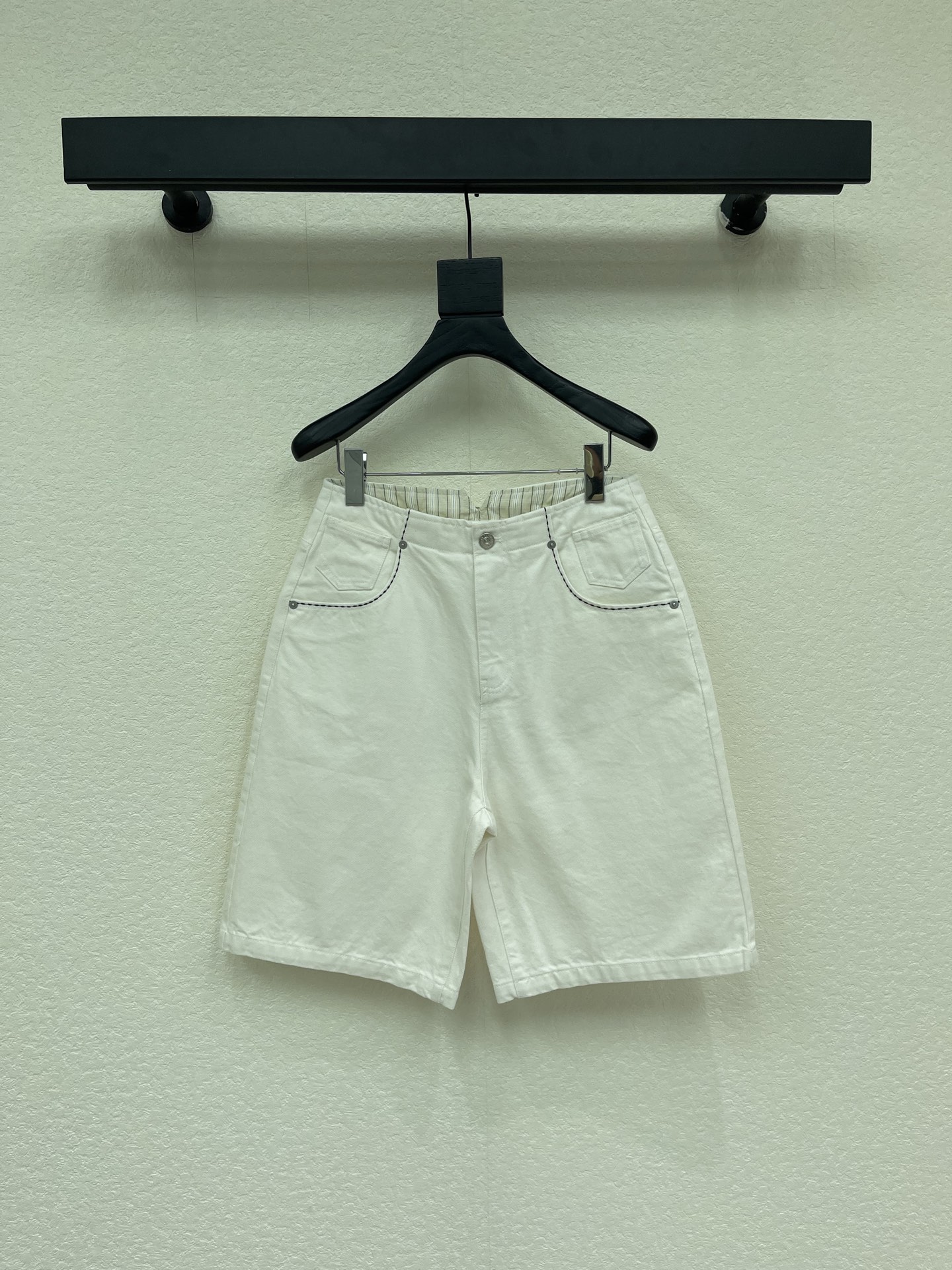 NO:836331,MM6*26 new white denim mid-pants. It is a piece that you can wear with your eyes closed. It looks great with any combination. Customized fabrics and accessories. Classic washing process. The color is very high-end. It makes you look taller and slimmer. It is easy to wear. I love it for fashionistas. The upper body effect is great. It is the king of all-round matching. It can be matched with any way. It looks great with the same series of shirts. SML, masion margiela, shirts,19860909MM6*26新品白色牛仔中裤 闭眼入的单品 随便一搭都气质感爆棚 订制面辅料 经典洗水工艺 色调很高级 显高显瘦巨好穿,时髦精的大爱,上身效果超赞 万能搭配王 怎么搭配都 配同系列衬衫巨好看 SML,,masion margiela,shirts,,Women's clothing