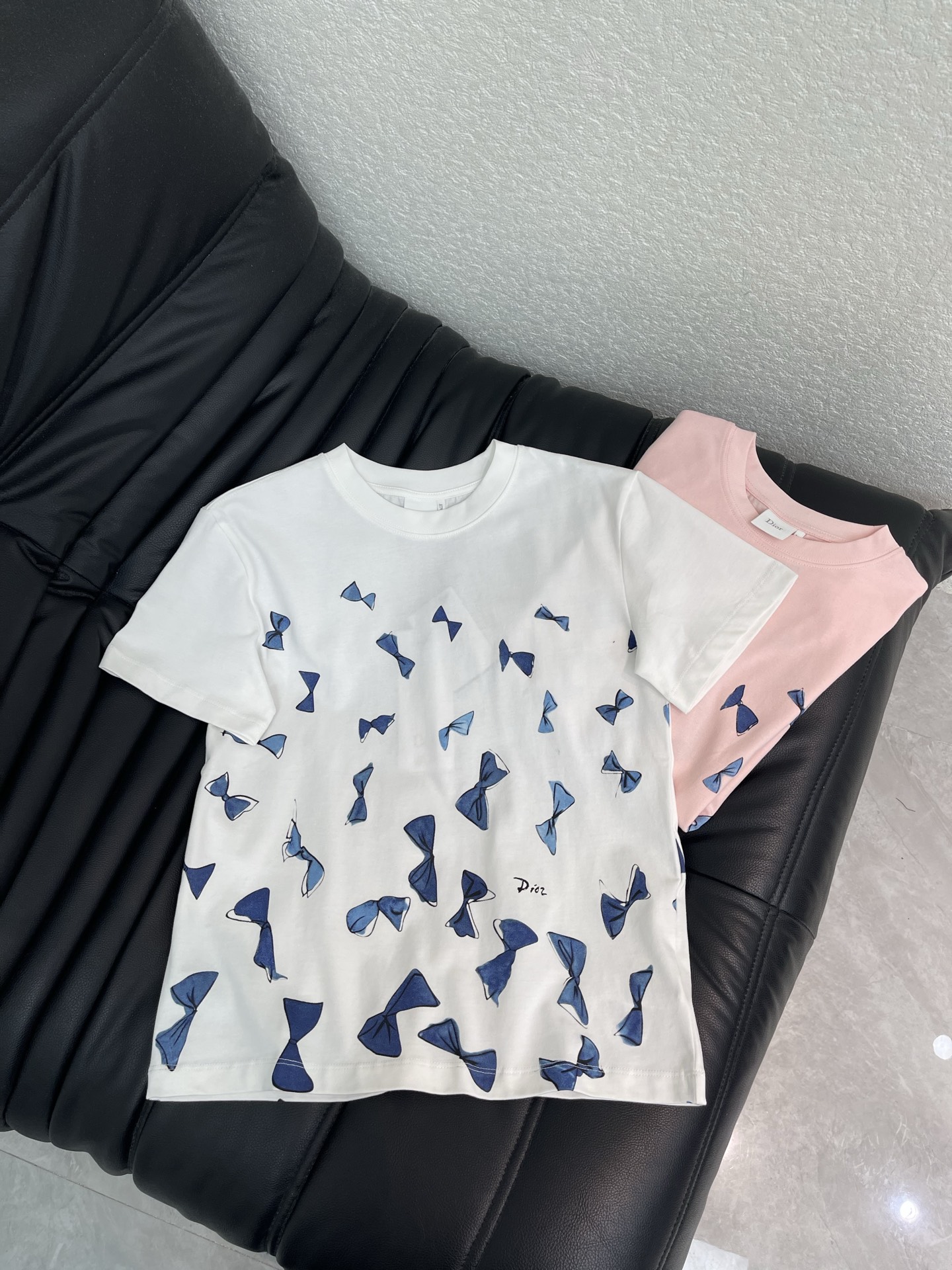 NO:836302,Dio*26 new spring and summer blue bow short-sleeved T-shirt!  Customized high-weight cotton material, delicate texture, comfortable and breathable, embellished with blue printed bows, simple and highly recognizable, the bow element is very girly and super comfortable for daily wear. The classic round neck accommodates a variety of body shapes, and can be easily matched with jeans or casual pants, fashionable and practical!  Two-color SML,,dior,jeans,T-shirt,tees,t-shirt,19860909Dio*26春夏新款蓝色蝴蝶结短袖T恤！定制高克重全棉材质 质感细腻 舒适透气 点缀蓝色印花蝴蝶结简约又超有辨识度蝴蝶结元素超有少女感 日常穿着超舒适 经典圆领包容多种身材,轻松搭配牛仔裤或休闲裤,时尚又实用！两色SML,,dior,jeans,T-shirt,tees，t-shirt,,Women's clothing