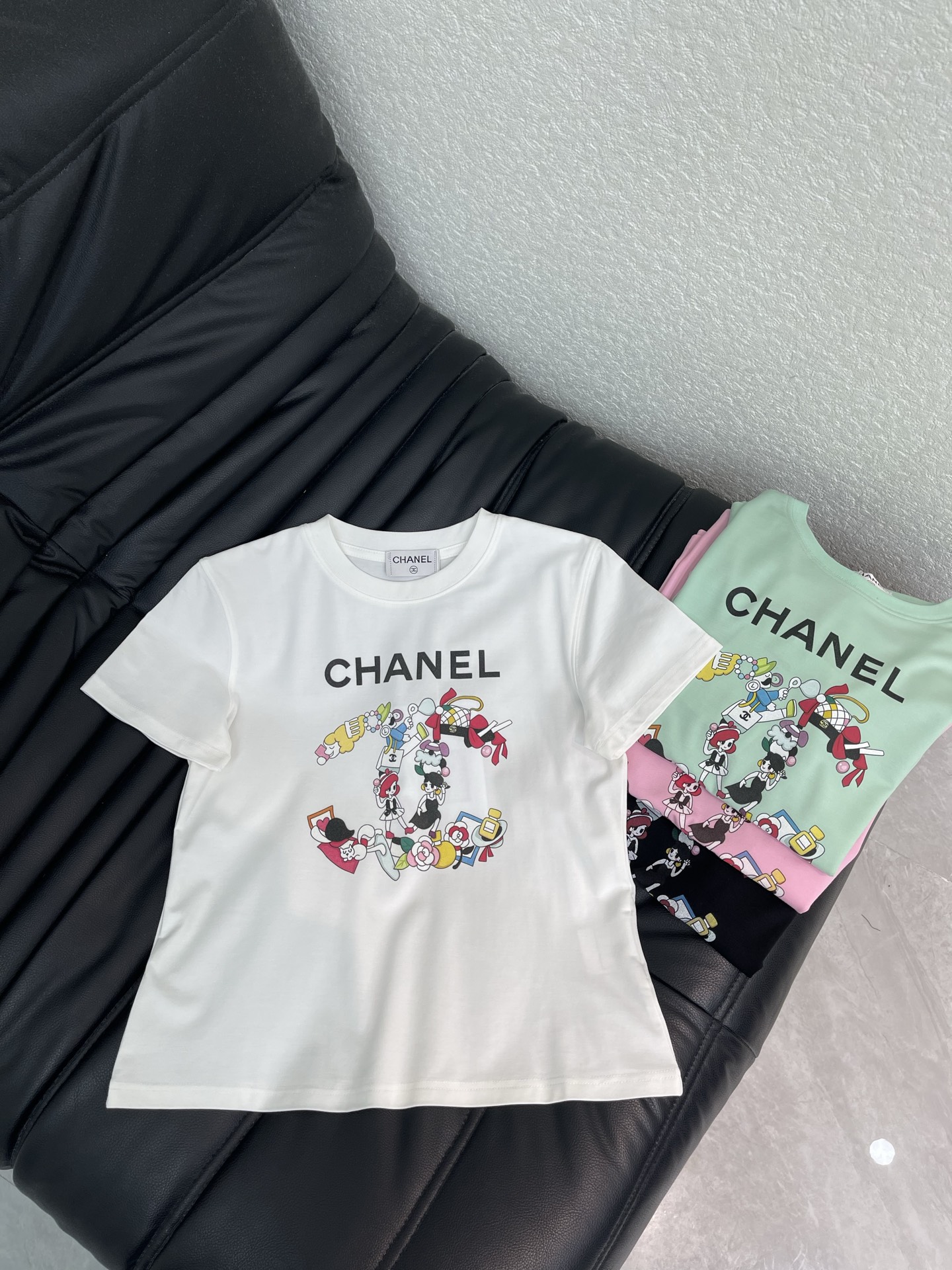 NO:836273,Chane*26 new spring and summer digital cartoon printed short-sleeved T-shirt Mercerized cotton fabric High-density fashionable sports style Every daily wear Playful and age-reducing design elements full of vitality High quality Size S-XXL,,chanel,T-shirt,tees,t-shirt,19860909Chane*26春夏新款数码卡通印花短袖T恤 丝光棉面料 高密度时髦运动风 每个日常的穿搭 俏皮减龄充满元气的设计元素 高品质 尺码S-XXL,,chanel,T-shirt,tees，t-shirt,,Women's clothing