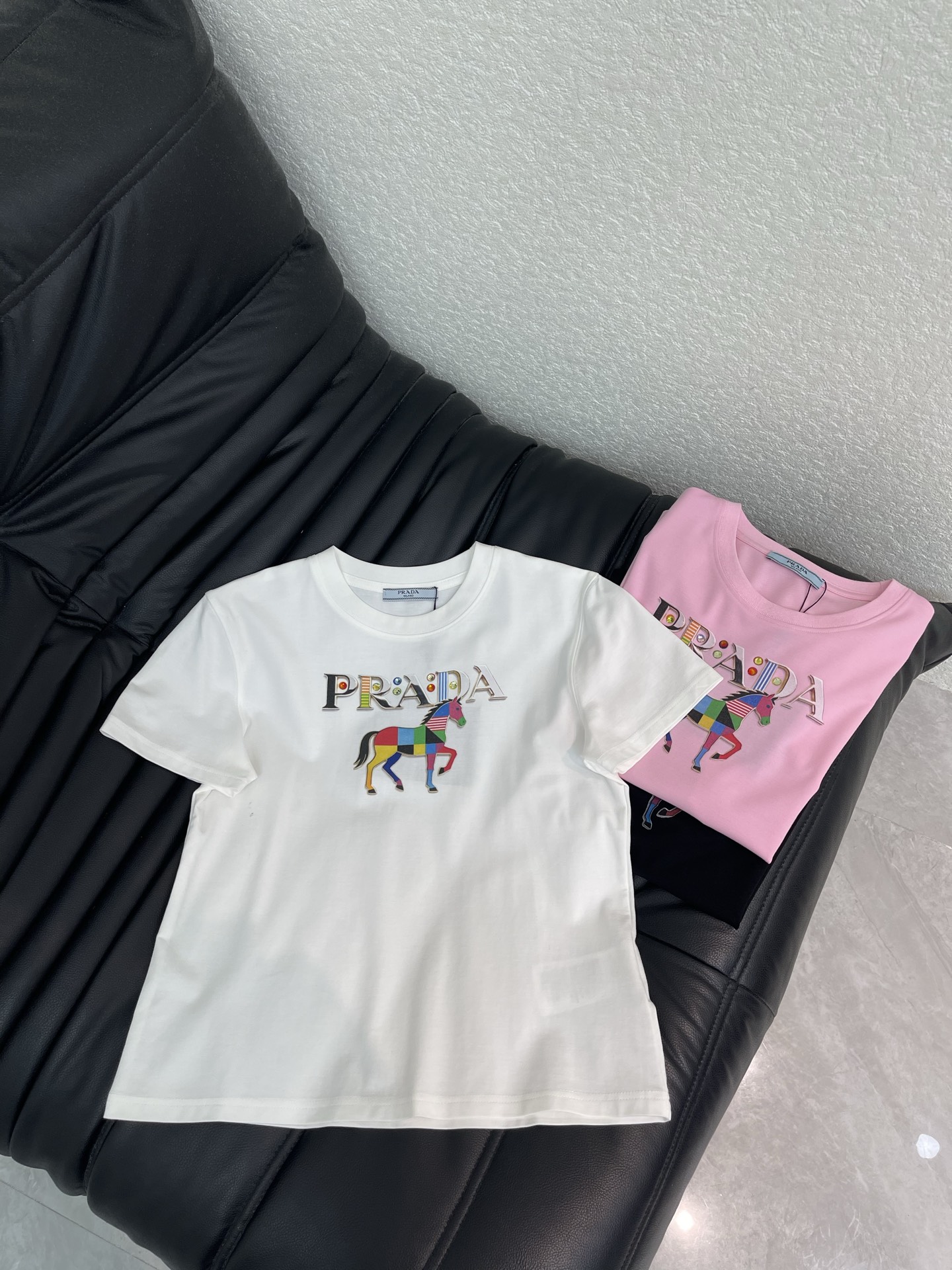 NO:836257,Prad*26 new spring and summer digital printed colorful Mao diamond short-sleeved T-shirt Mercerized cotton fabric High-density fashionable sports style Every daily wear Playful and age-reducing design elements full of vitality High quality Size S-XXL, prada, T-shirt, tees, t-shirt,19860909Prad*26春夏新款数码印花彩色马澳钻短袖T恤 丝光棉面料 高密度时髦运动风 每个日常的穿搭 俏皮减龄充满元气的设计元素 高品质 尺码S-XXL,,prada,T-shirt,tees，t-shirt,,Women's clothing