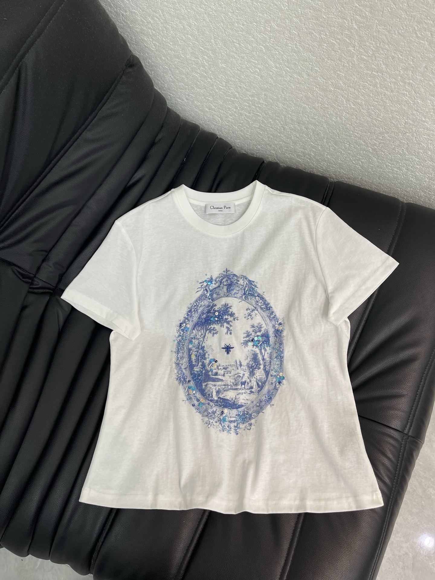 NO:836320,Dio*26 new product, exquisite printed beaded short-sleeved T-shirt, high-end fabric, skin-friendly, breathable and comfortable, iconic letter pattern, low-key and luxurious, reducing the age of girls!  A must-have artifact for Bai Fumei!  The classic version is versatile and easy to wear. It is highly recommended to keep it for yourself!  The quality of workmanship depends on the details SML, dior, T-shirt, tees, t-shirt,19860909Dio*26新品精致印花订珠短袖T恤 高订面料 亲肤透气舒适 标志性字母图案低调奢华 减龄少女时代！白富美必备神器！ 经典版型百搭不挑人 强烈推荐自留款！ 做工品质看细节 SML,,dior,T-shirt,tees，t-shirt,,Women's clothing