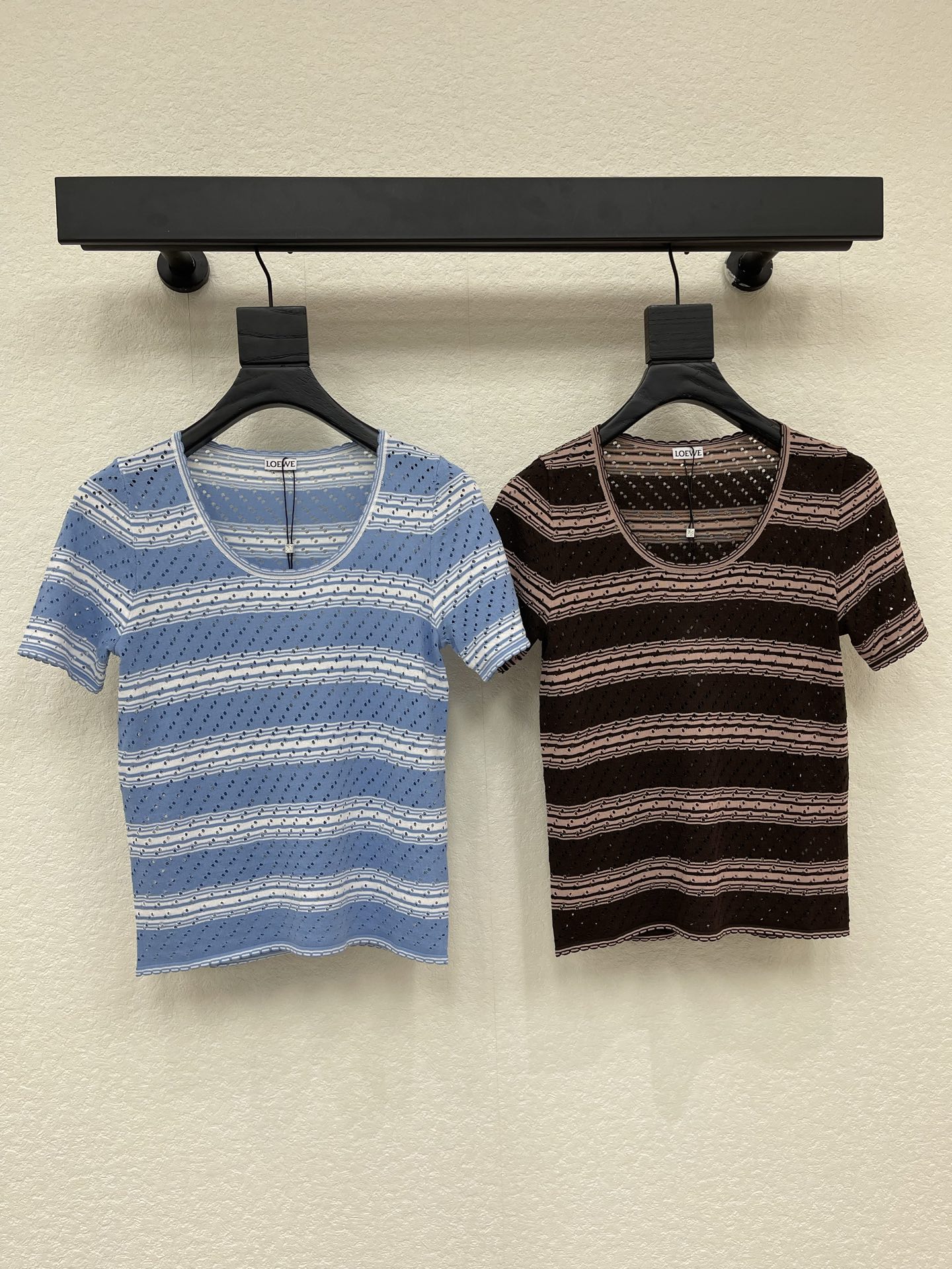 NO:836297,Loew*26 new spring and summer striped knitted short sleeves!  Customized imported yarn weaving, stretchy and comfortable, breathable and easy to wear, round neck knitted short sleeves, all-over hollow crochet, stripes with contrasting colors, strong retro style, visually slimming and highlighting the figure, playful style that reduces age, richer layering effect, easy to wear for daily travel or parties!  SML,,loewe,T-shirt,19860909Loew*26春夏新款条纹针织短袖！定制进口纱线织造 弹力舒适 透气好穿 圆领针织短袖 通体镂空钩针 条纹撞色 复古风格强烈 视觉显瘦突显身材 风格俏皮减龄 层次效果更丰富 日常出行或聚会轻松驾驭！SML,,loewe,T-shirt,,Women's clothing