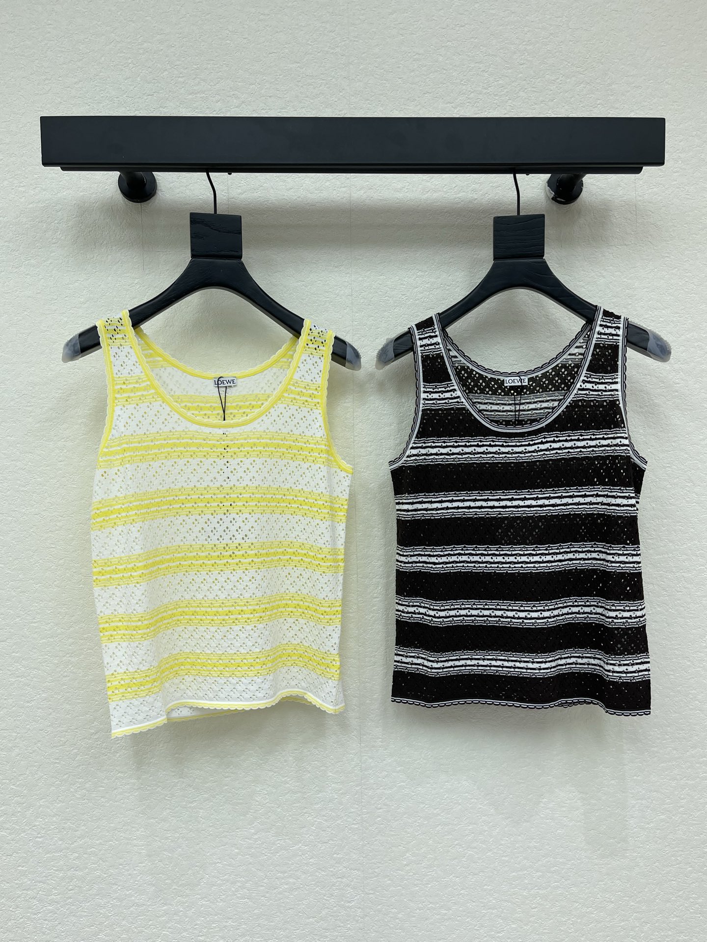 NO:836291,Loew*26 new spring and summer striped knitted vest!  Customized imported yarn weaving, stretchy and comfortable, breathable and easy to wear, round neck knitted vest, whole body hollow crochet, stripes and contrasting colors, strong retro style, visually slimming and highlighting the figure, playful style and age reduction, richer layering effect, easy to wear for daily travel or parties!  SML,,loewe,19860909Loew*26春夏新款条纹针织背心！定制进口纱线织造 弹力舒适 透气好穿 圆领针织背心 通体镂空钩针 条纹撞色 复古风格强烈 视觉显瘦突显身材 风格俏皮减龄 层次效果更丰富 日常出行或聚会轻松驾驭！ SML,,loewe,,Women's clothing