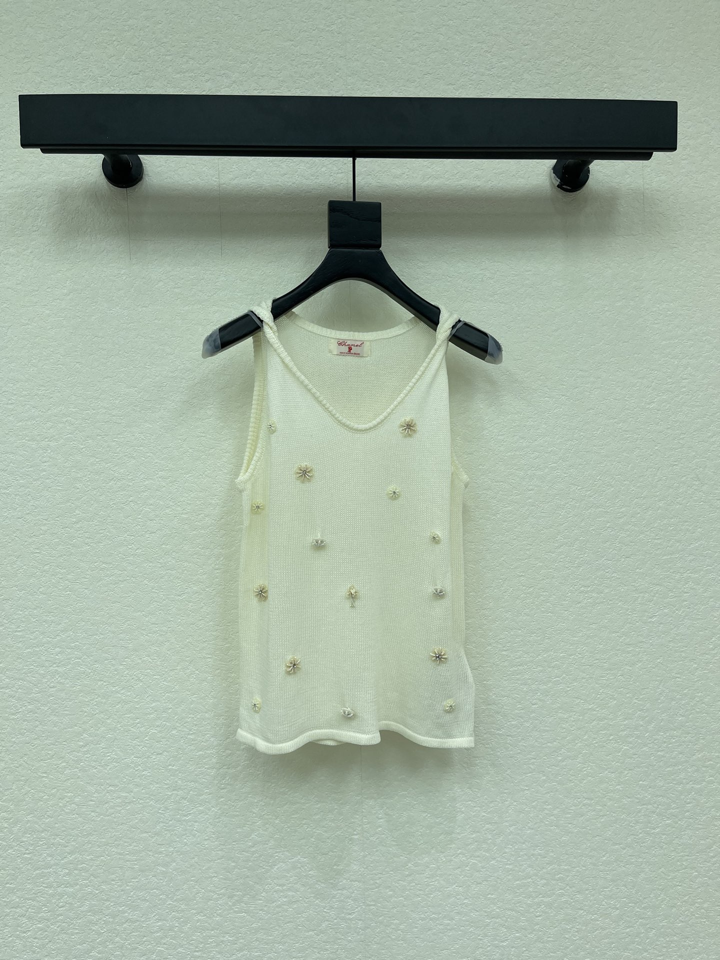 NO:836325,Chane*26 new heavy-duty beaded knitted vest, rich-style outfit, hand-beaded design, super stretchy fabric!  The classic colors are both everyday and high-end, a must-have for daily wear!  SML,,chanel,19860909Chane*26新款重工订珠针织背心 千金风穿搭 手工订珠设计 面料弹力超级好！ 经典颜色都是日常又高级, 日常穿搭必备！ SML,,chanel,,Women's clothing