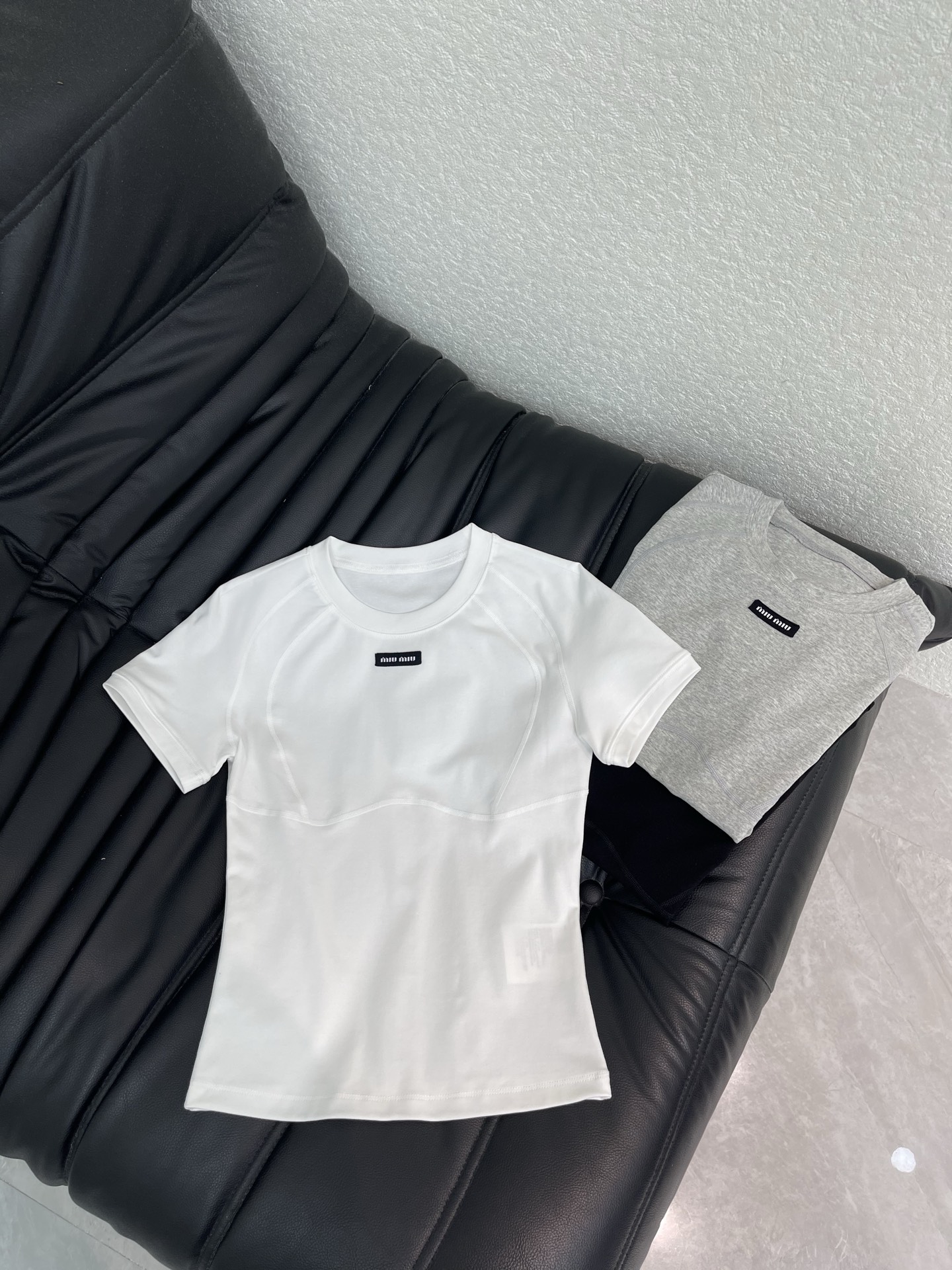 NO:836308,Miumi*26 new branded short-sleeved T-shirt with bone position. Exquisite small version makes the upper body look slimmer!  Customized thread craftsmanship, low-key luxury!  Fashionable must-have items to unlock all outfits!  Look for our quality!  The classic items are fashionable and high-end, and the classic styles are versatile and easy to match!  SML,,miumiu,T-shirt,tees,t-shirt,19860909Miumi*26新品贴标骨位短袖T恤 精致小版型上身巨显瘦！ 定制螺纹工艺 低调奢华！ 时髦精必备单品解锁所有穿搭！ 认准我家品质！经典单品时髦又高级 经典版型百搭不挑人！ SML,,miumiu,T-shirt,tees，t-shirt,,Women's clothing