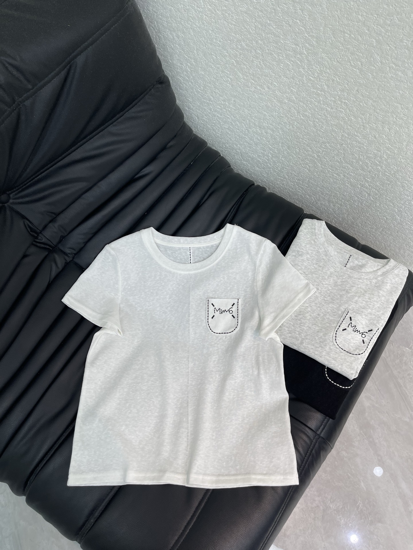 NO:836954,MM6*26 new simple pocket dotted line short-sleeved T-shirt with exquisite round neck design makes the upper body look slimmer!  Pocket embroidery craftsmanship is low-key and luxurious!  Fashionable must-have items to unlock all outfits!  Look for our quality!  Fashionable and high-end, the classic version is versatile and easy to wear!  SML,,masion margiela,T-shirt,tees,t-shirt,19860909MM6*26新款简约口袋虚线短袖T恤 精致圆领版型上身巨显瘦！ 口袋刺绣工艺低调奢华！ 时髦精必备单品解锁所有穿搭！ 认准我家品质！时髦又高级 经典版型百搭不挑人！ SML,,masion margiela,T-shirt,tees，t-shirt,,Women's clothing