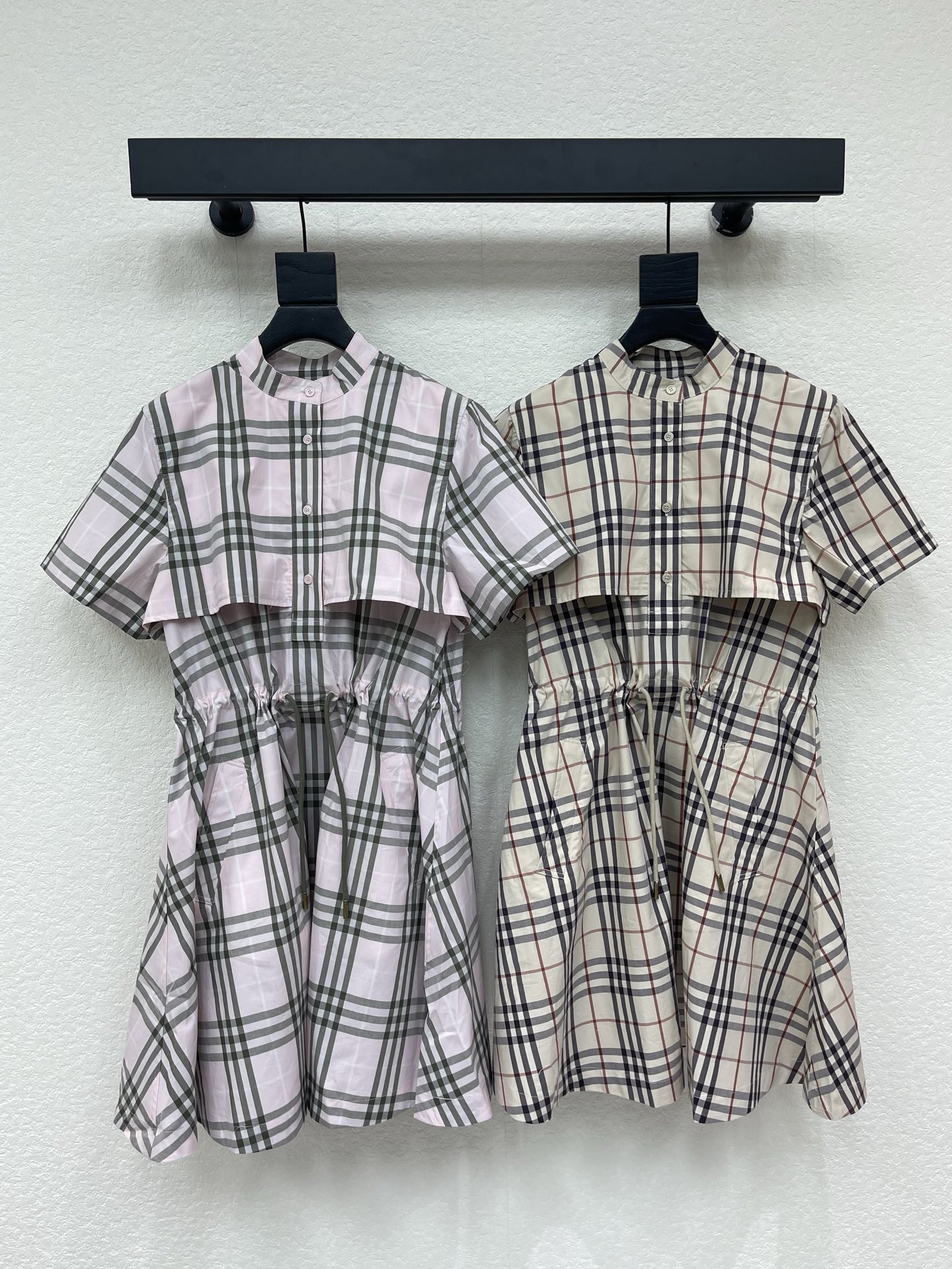 NO:836931,Burberr*26 new plaid shirt dress short-sleeved dress, classic plaid design, khaki, pink, black interweaving, British retro feel full of light and breathable fabrics, super comfortable to wear in spring and summer. Waist drawstring design, modified body shape and flexible, short sleeves + loose skirt, suitable for daily commuting or leisure! The plaid has a sense of luxury, paired with light-colored shoes and bags, it is easy to create a fresh and elegant atmosphere~SML,, burberry, skirts, shirts, T-shirt,19860909Burberr*26新品格纹衬衫裙短袖连衣裙,经典格纹设计,卡其,粉色,黑色交织,英伦复古感满满轻薄透气面料,春夏穿超舒服.收腰抽绳设计,修饰身形又灵活,短袖+宽松裙摆,日常通勤或休闲都OK!格纹自带高级感,搭配浅色鞋包,清新优雅氛围轻松拿捏~SML,,burberry,skirts,shirts,T-shirt,,Women's clothing