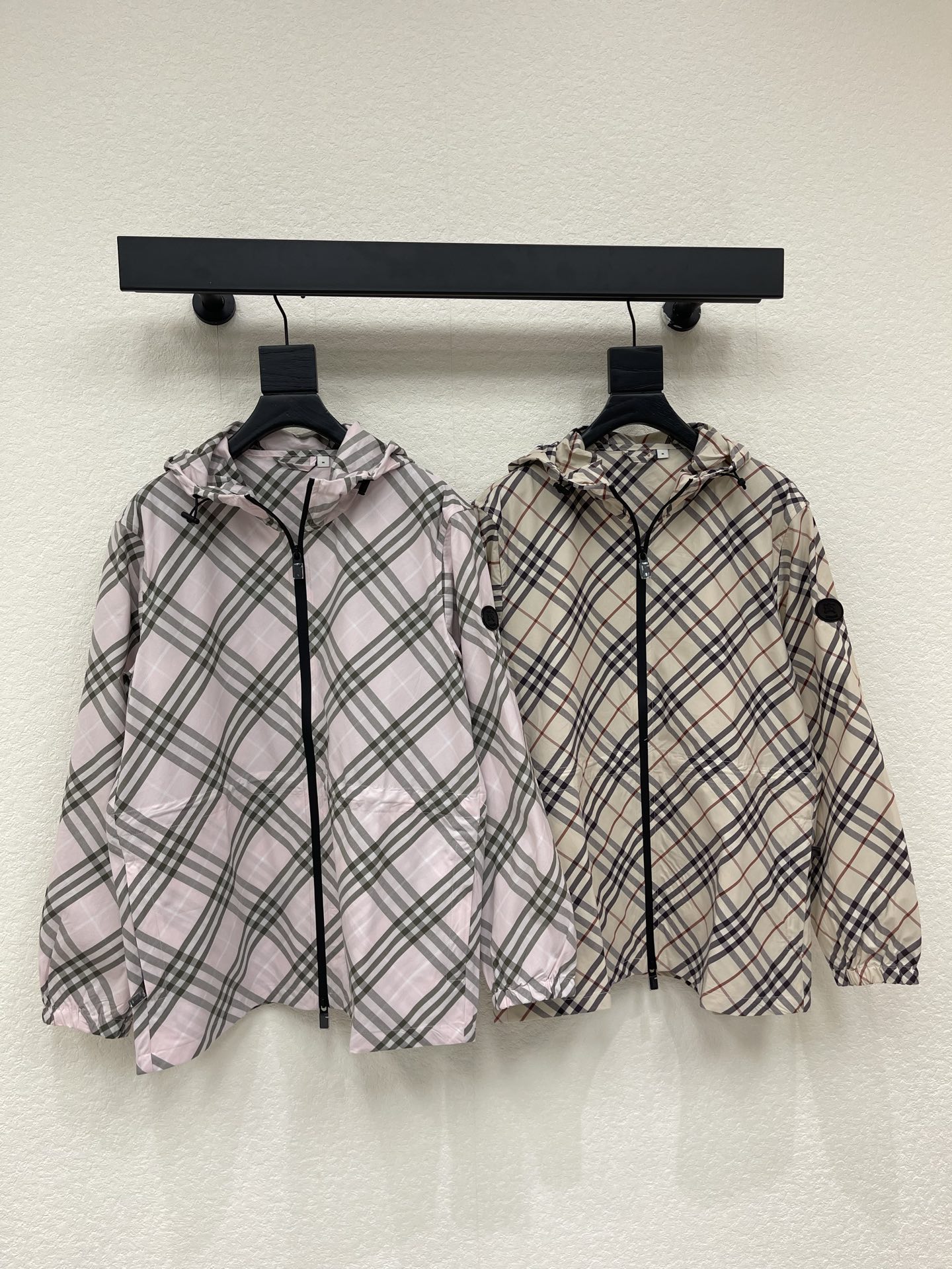 NO:836943,Burberr*26 new classic plaid hooded jacket, super versatile! Lightweight windproof fabric, hooded design is practical and fashionable, perfect for spring and autumn. The plaid element is the brand symbol, full of British style, easy to control for leisure or commuting. Zipper closure + cuff snap buttons, full of details, suitable for daily travel and outdoor activities! SML,,burberry,jackets & coats,jackets & coats,hats,19860909Burberr*26新品经典格纹连帽夹克外套,穿超百搭!轻便防风面料,连帽设计实用又时髦,春秋季节穿超合适.格纹元素是品牌标志,英伦风满满,休闲or通勤都能轻松驾驭.拉链开合+袖口按扣,细节感拉满,日常出行,户外活动都很OK! SML,,burberry,jackets & coats,jackets & coats,hats,,Women's clothing