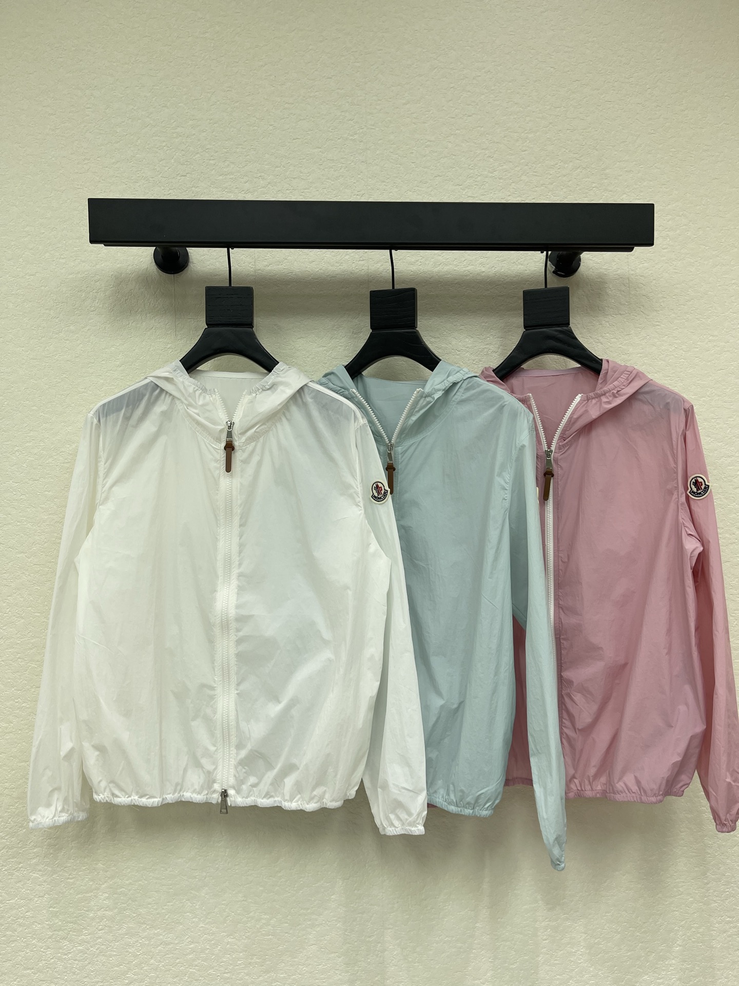 NO:836965,Moncle* 26 new hooded sun protection jacket series. The color is fresh and natural. The customized version shows a sense of high-end casualness. A visual feast. A must-have versatile item for all seasons. Customized fabrics, great texture, full of lazy style. A must-have item for goddesses!  The version is versatile and not picky, the lines are elongated and the proportions are so beautiful that you don’t want to miss it!  The quality of workmanship depends on the details SML,,Moncler,jackets & coats,hats,19860909Moncle*蒙口26新款带帽防晒外套 系列款 颜色清新自然 定制版型尽显高级随意感 视觉盛宴 四季必入的百搭单品 订制面料,质感巨好,慵懒范儿十足 女神必入神器！ 版型百搭不挑人 拉长线条比例 上身美的不要不要的！ 做工品质看细节 SML,,Moncler,jackets & coats,hats,,Women's clothing