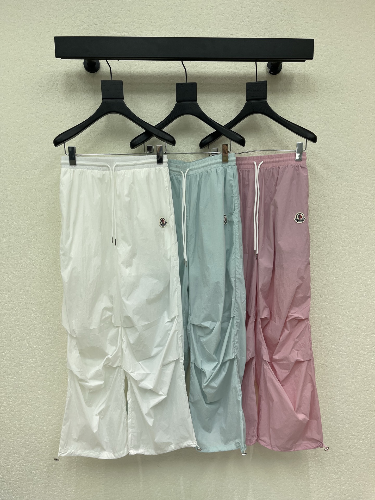 NO:836960,Moncle* 26 new drawstring work style sun protection casual pants series. The color is fresh and natural. The customized version shows a sense of high-end casualness. A visual feast. A must-have versatile item for all seasons. Customized fabrics, great texture, full of lazy style. A must-have item for goddesses!  The version is versatile and not picky, the lines are elongated and the proportions are so beautiful that you don’t want to miss it!  The quality of workmanship depends on the details SML,,Moncler,19860909Moncle*蒙口26新款抽绳工装式防晒休闲裤 系列款 颜色清新自然 定制版型尽显高级随意感 视觉盛宴 四季必入的百搭单品 订制面料,质感巨好,慵懒范儿十足 女神必入神器！ 版型百搭不挑人 拉长线条比例 上身美的不要不要的！ 做工品质看细节 SML,,Moncler,,Women's clothing
