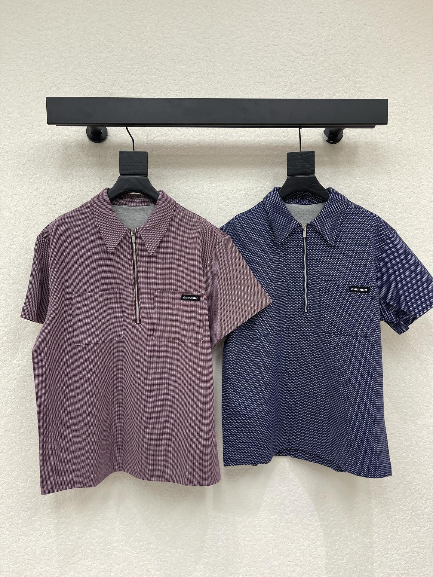 NO:836919,Miumi*26 new spring and summer zipper polo lapel short sleeves. Purple color + unique texture, light and breathable, perfect for spring and summer!  The zipper design + lapels give it a full workwear feel, and the double chest pockets are super practical and stylish. It can be easily used for daily commuting and leisure. Pair it with overalls or casual pants for a full sense of layering!  SML,,miumiu,T-shirt,19860909Miumi*26春夏新品拉链polo翻领短袖.紫红色调+独特纹理,轻薄透气超适合春夏！拉链设计+翻领,工装感满满,胸前双口袋超实用又有型.日常通勤、休闲都能轻松驾驭,搭配工装裤或休闲裤,层次感直接拉满！SML,,miumiu,T-shirt,,Women's clothing