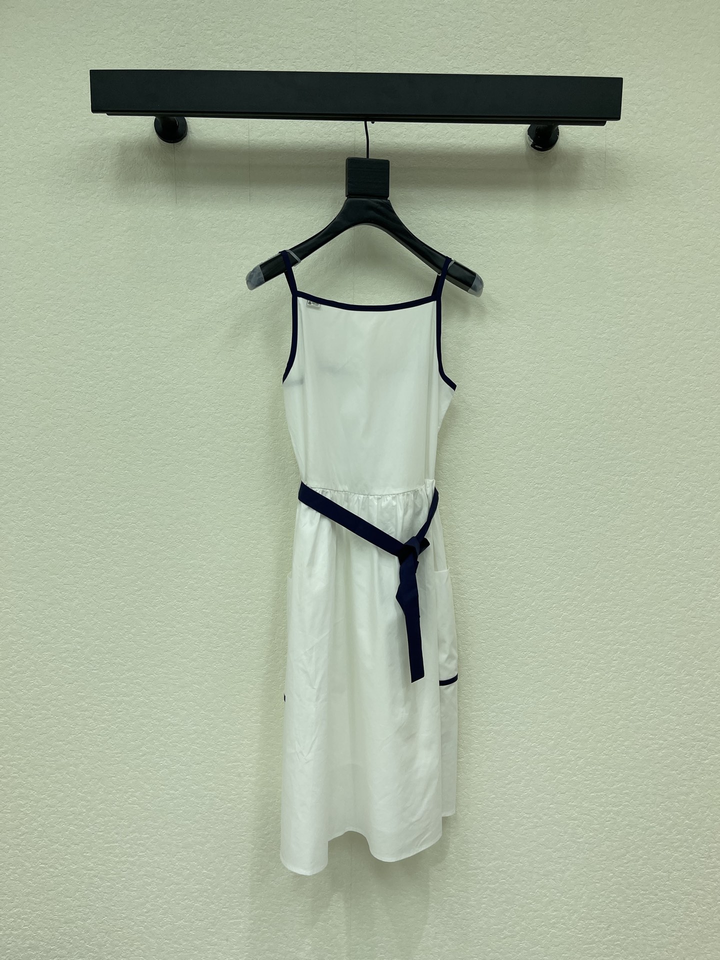 NO:836942,Prad*26 new spring and summer navy-style contrasting suspender skirt｜Wear summer refreshingness on your body. Clean white base, navy blue contrasting color outlines, with a fresh texture of French navy style. Thin shoulder straps + square collar design, make the shoulder and neck lines slender and elegant, waist bow tie, easily close the waistline, creating a golden ratio of three to seven points.  The design of large pockets on both sides is practical and playful. The upper body of the drape fabric is refreshing and breathable, not sweaty or close-fitting. It is a versatile style that does not choose the scene. It is intellectual and elegant for commuting, and for a energetic girl when traveling. One piece can provide gentleness and freshness throughout the summer. SML,, prada, skirts, gold,19860909Prad*26春夏新品 海军风撞色吊带裙｜把夏日清爽穿在身上 干净白调基底,藏青撞色勾勒轮廓,自带法式海军风的清新质感. 细肩带+方领设计,衬得肩颈线条纤细优雅,腰间蝴蝶结系带,轻松收住腰线,打造三七分黄金比例. 两侧大口袋设计,实用又俏皮,垂坠感面料上身清爽透气,不闷汗也不贴身.不挑场景的百搭款,通勤穿是知性优雅,出游穿是元气少女,一件承包整个夏天的温柔与清爽.SML,,prada,skirts,gold,,Women's clothing
