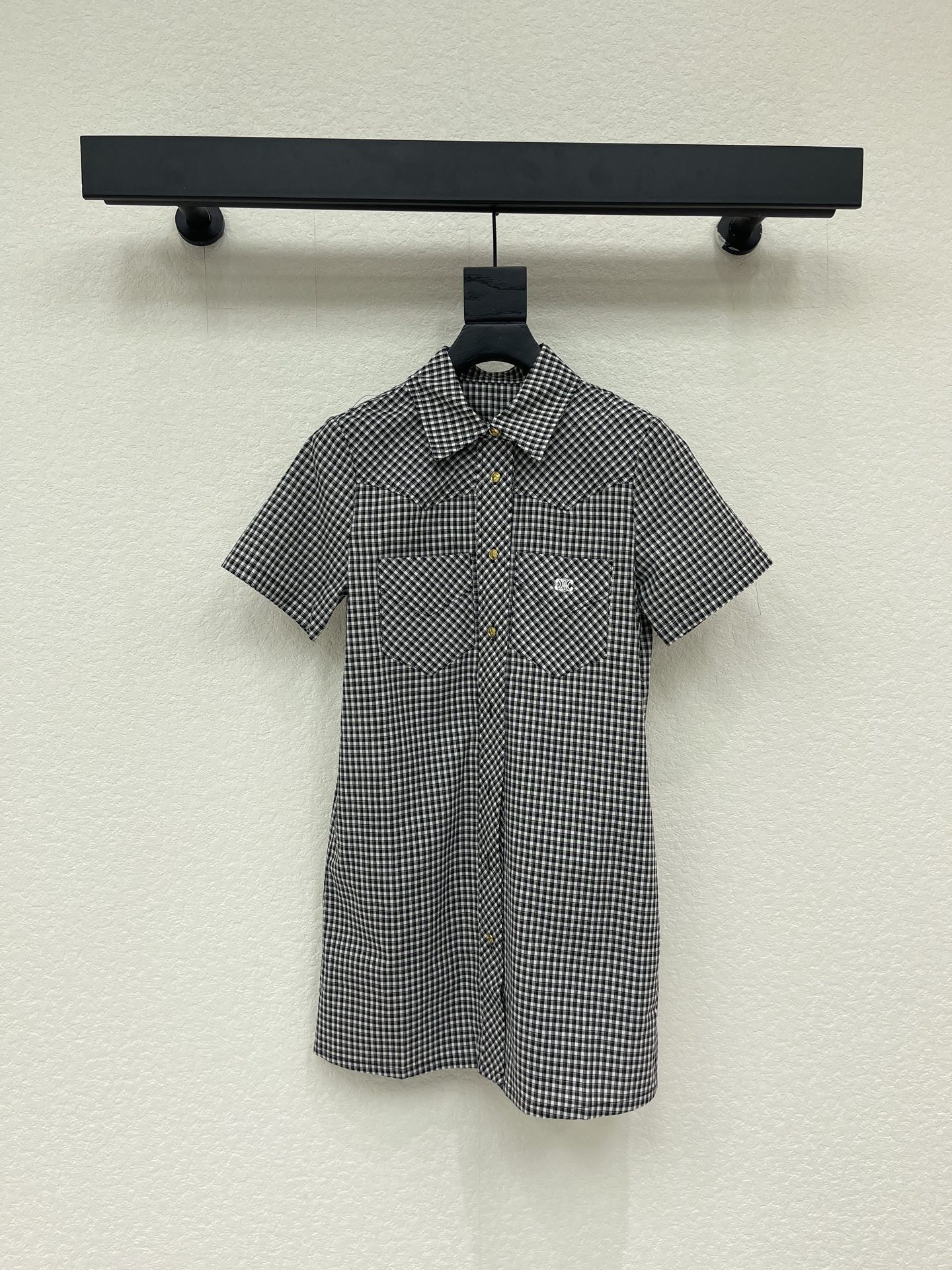 NO:836930,Celin*26 new black and white plaid shirt short-sleeved dress, classic plaid design, light and breathable fabric, super comfortable to wear in spring and summer! Gold buttons, perfect embellishment details, A-line version + short-sleeved shirt collar, simple to wear alone, layered for more layering, easy to control for commuting and dating, suitable for all kinds of body shapes, pear-shaped sisters can also modify the proportions, and wear it to look slender!  SML,,celine,skirts,shirts,T-shirt,19860909Celin*26新款黑白格纹衬衫短袖连衣裙,经典格纹设计,轻薄面料轻薄透气,春夏穿超舒服! 金色纽扣,点缀细节满分,A字版型+短袖衬衫领,单穿简约,叠穿更有层次感,通勤约会都能轻松驾驭,适合各种身材,梨形身材姐妹也能修饰比例,穿出修长感哦！SML,,celine,skirts,shirts,T-shirt,,Women's clothing