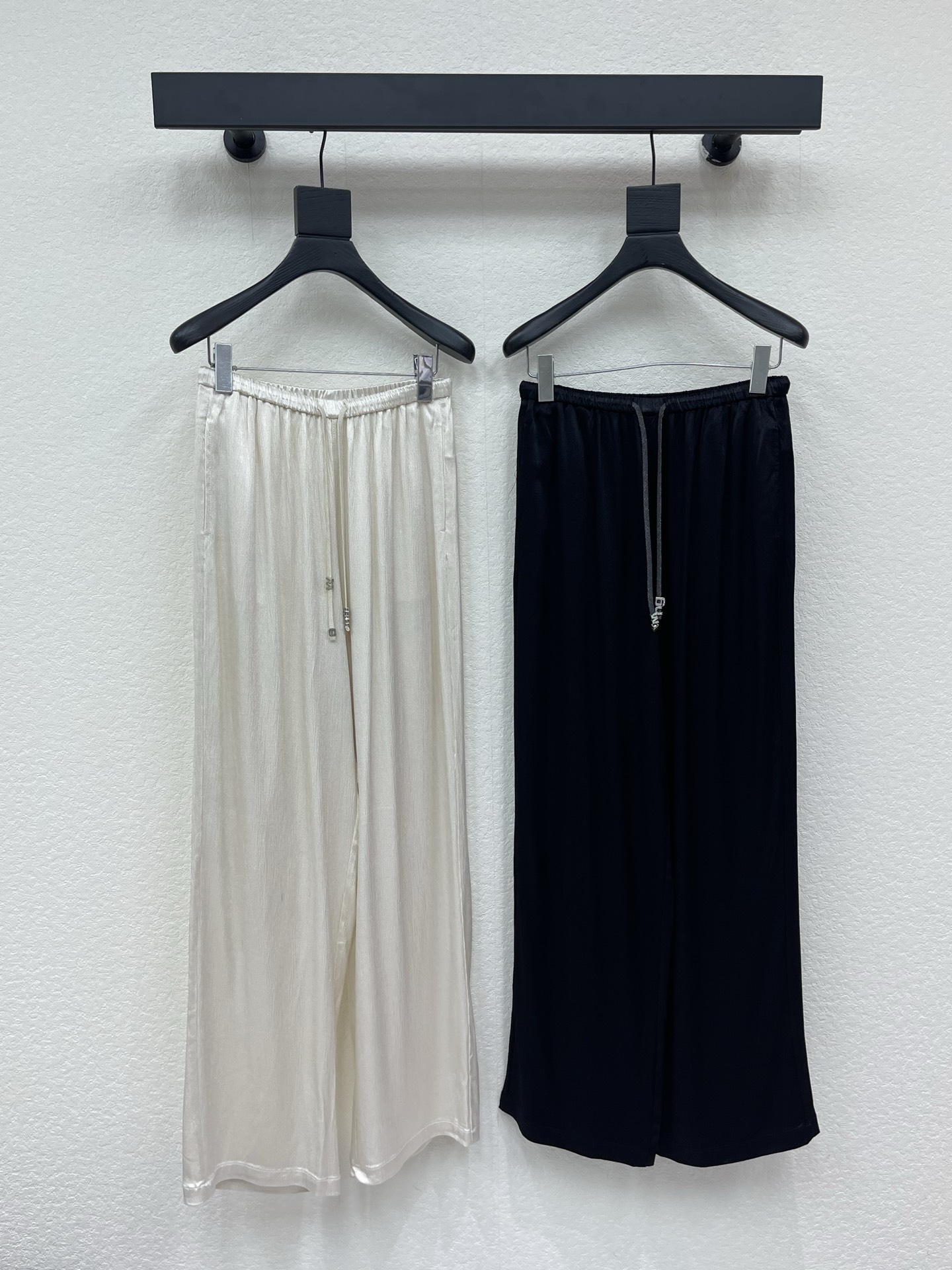 NO:838324,Alexander Wan*26 new summer drawstring wide-leg casual pants. High-waisted loose straight design. Covers the crotch and makes you slim. Drawstring elastic waist. Easy to put on and take off. Suitable for all body types. Refreshing and versatile. Can be easily managed for commuting, leisure, and vacation. Pair with short tops or loose shirts. Easily get lazy Korean style. Two-color SML, shirts,19860909Alexander Wan*26夏季新款抽绳阔腿休闲裤 高腰宽松直筒设计 遮胯显瘦 抽绳松紧腰 穿脱方便 适合各种体型 清爽百搭 通勤、休闲、度假都能轻松驾驭 搭配短上衣或宽松衬衫 轻松get慵懒韩系风 两色SML,,shirts,,Women's clothing