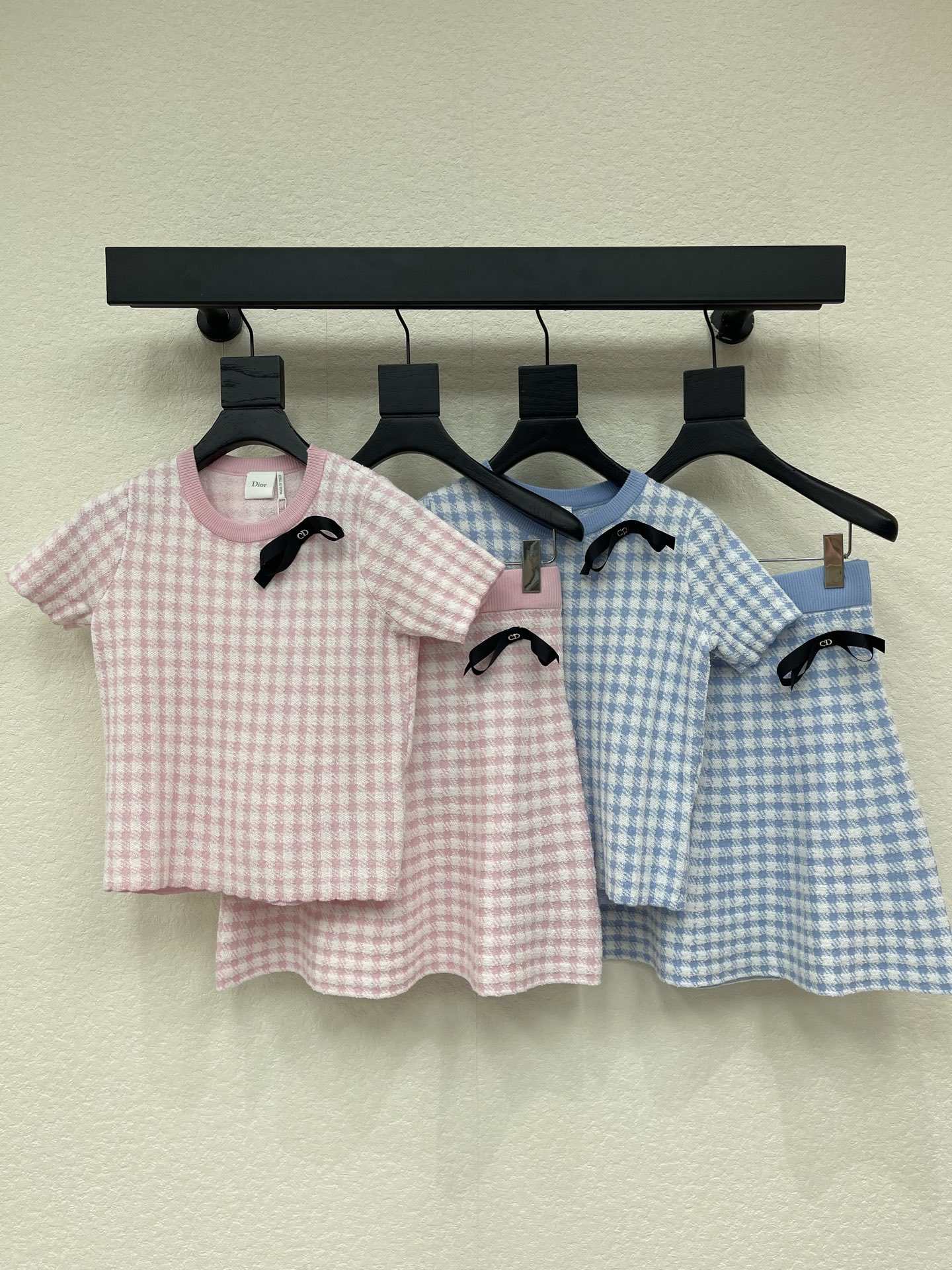 NO:836241,Top p skirt Dio*26 new spring and summer plaid knitted round neck short sleeves + elastic waist plaid skirt, classic plaid design, fresh and sweet contrasting colors, simple and elegant round neck, light and breathable fabric, perfect for summer wear!  The short-sleeved round neck cut is easy to wear for daily leisure or vacation. It is recommended to match it with one to make it more fashionable!  SML,,dior,skirts,T-shirt,19860909上衣 p半裙Dio*26春夏新款格子针织圆领短袖+松紧腰格纹半裙,经典格纹设计,撞色清新甜美,圆领简约大方,轻薄透气面料超适合夏天穿！短袖圆领剪裁,日常休闲或度假都能轻松驾驭建议一套搭配更出彩时髦！SML,,dior,skirts,T-shirt,,Women's clothing