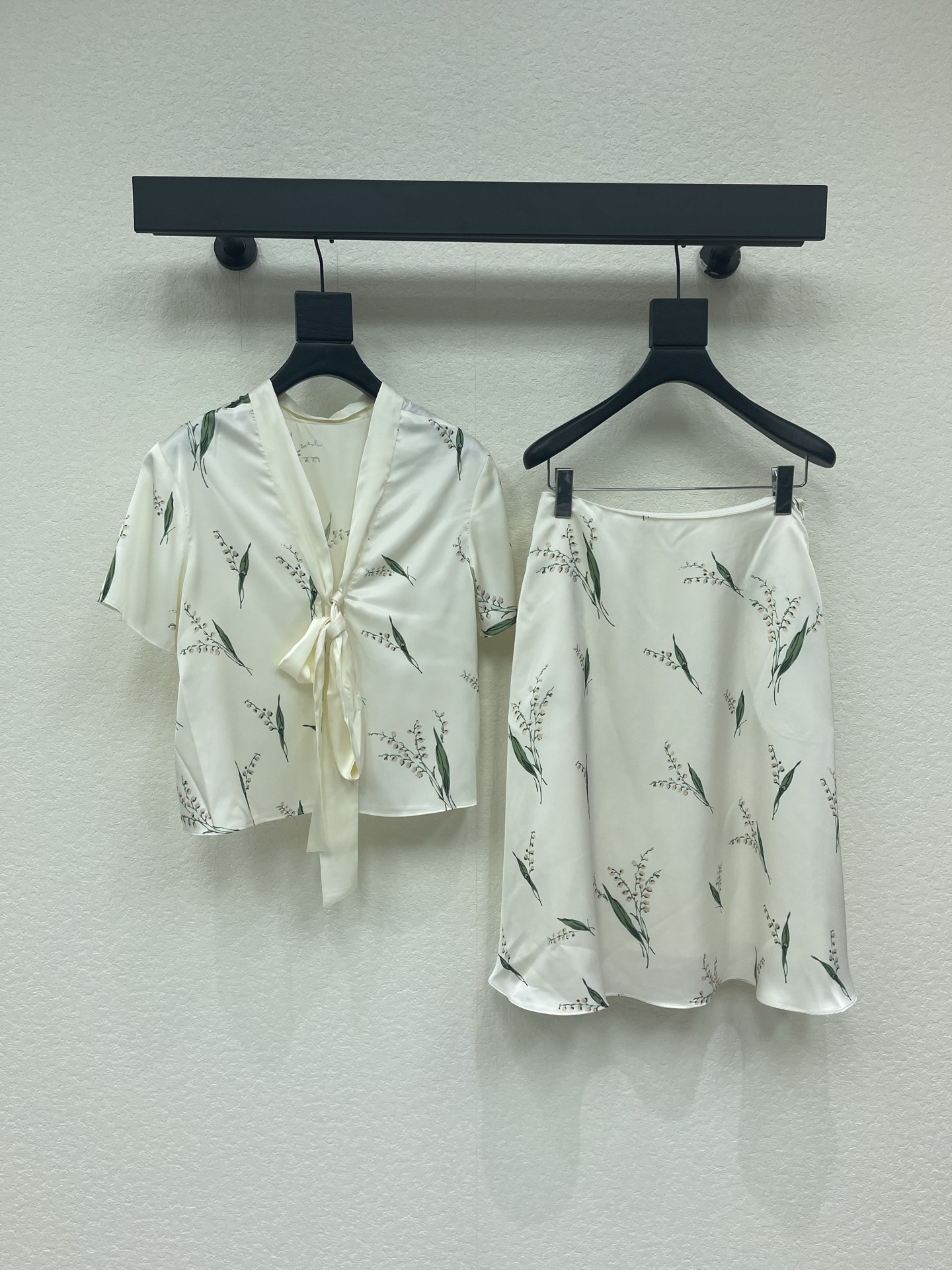 NO:837651,Top, skirt, Dio*26 new spring and summer lily of the valley print short-sleeved shirt + A-line skirt. The fresh and elegant print pattern fills the elegant and romantic atmosphere. The satin fabric is light and smooth and has a great drape. The A-line tailoring is simple and neat. The back streamer lace design is casual and elegant. The scattered lily of the valley print is the finishing touch. Light green branches and leaves are paired with milky white flowers. Fresh and elegant French light and sophisticated commuting style.  Combining French elegance and oriental elegance just right SML, dior, skirts, shirts, T-shirt,19860909上衣 半裙 Dio*26春夏新品铃兰花印花短袖衬衫+A字半裙 清新淡雅的印花图案优雅浪漫氛围感拉满 缎面面料轻盈柔滑垂坠感超赞 A字剪裁简约利落 后飘带系带设计版型随性优雅 散落的铃兰印花是点睛之笔 淡绿色枝叶搭配奶白小花 清新又雅致法式轻熟通勤风 把法式优雅和东方温婉揉得恰到好处SML,,dior,skirts,shirts,T-shirt,,Women's clothing