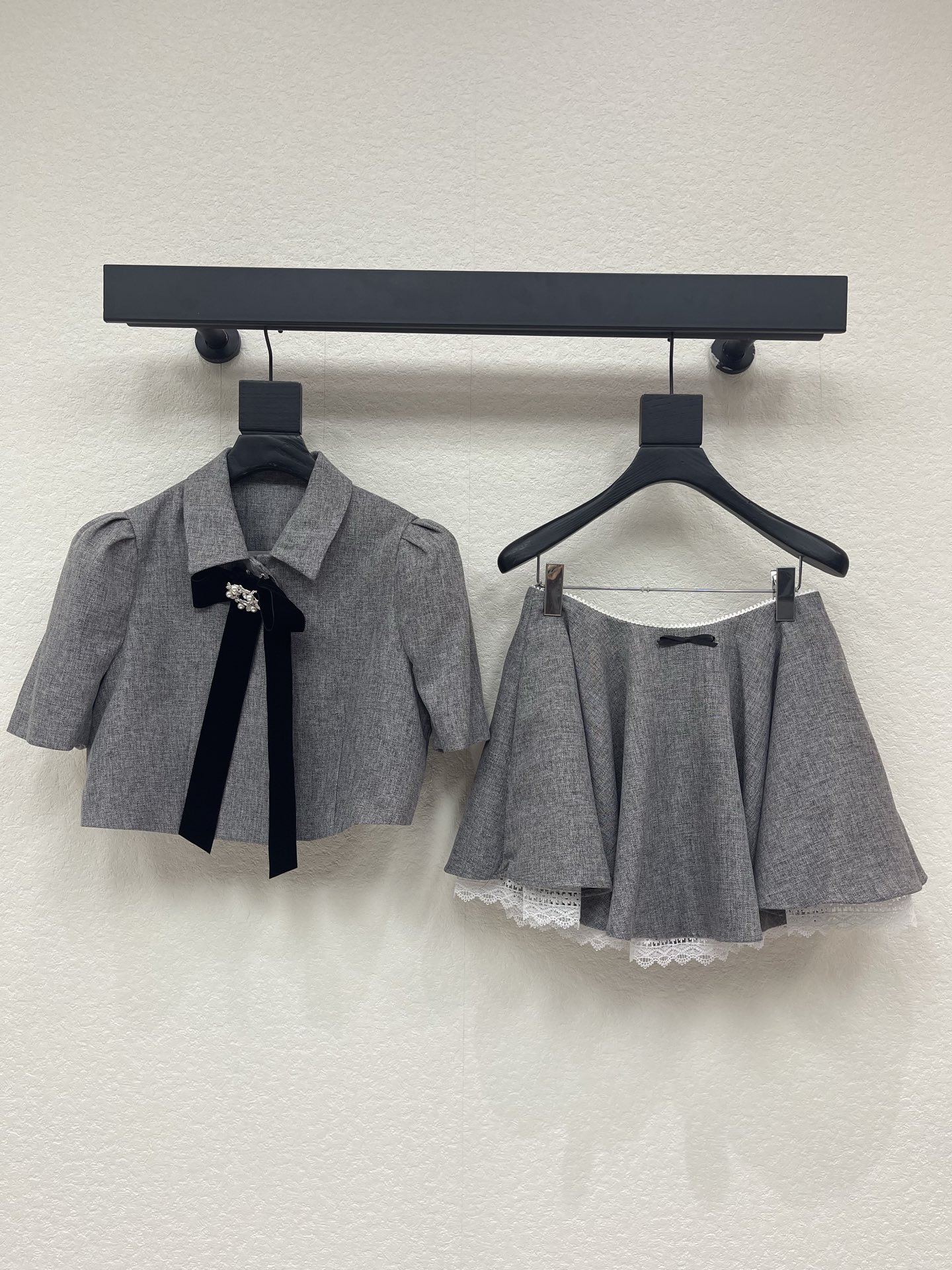 NO:837644,Niche design 26 new products Gracie college style gray velvet bow suit. The short puff sleeve design has a retro college style. The neckline is decorated with black velvet bow and rhinestones to instantly increase the sophistication. Pair it with a lace high-waisted A-line skirt and umbrella skirt to show off your legs. The shaking mini butterfly sleeves echo the top. The sense of detail is perfect for the Korean drama rich daughter's SML set,,skirts,19860909小众设计26新品格雷西学院风灰色丝绒蝴蝶结套装 短款泡泡袖设计自带复古学院风 领口黑色丝绒蝴蝶结水钻装饰 瞬间拉高精致度 搭配蕾丝花边高腰A字半裙伞裙一套穿搭显腿效果拉满 摇头迷你蝴蝶袖和上衣呼应 细节感拉满妥妥的韩剧富家千金穿搭SML 一套,,skirts,,Women's clothing