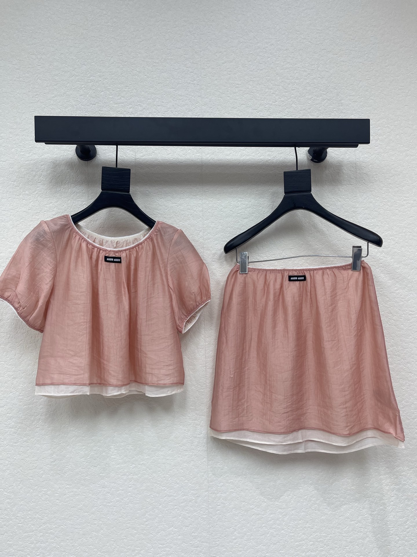 NO:837727,Tops Skirt MiuMi*26 new pink puff sleeve top, light pleated fabric, soft and hazy luster. Round neck + puff sleeve design, sweet white piping details are extra points, brand logo on the chest, perfect recognition. It is very suitable for spring and summer. Pair it with a skirt or high-waisted pants of the same color, and you can easily get a gentle atmosphere~Date, can be worn every day, sweet and cool style, a must-have for young girls. SML,, miumiu, skirts,19860909上衣 半裙 MiuMi*26新款粉色泡泡袖上衣,轻盈褶皱面料,柔软又有朦胧光泽感.圆领+泡泡袖设计,甜美白色滚边细节超加分,胸前品牌标识,辨识度满分.春夏穿超适合,搭配同色半裙或高腰裤,轻松get温柔氛围感~约会,日常都能穿,甜酷风格,年轻女生必入.SML,,miumiu,skirts,,Women's clothing