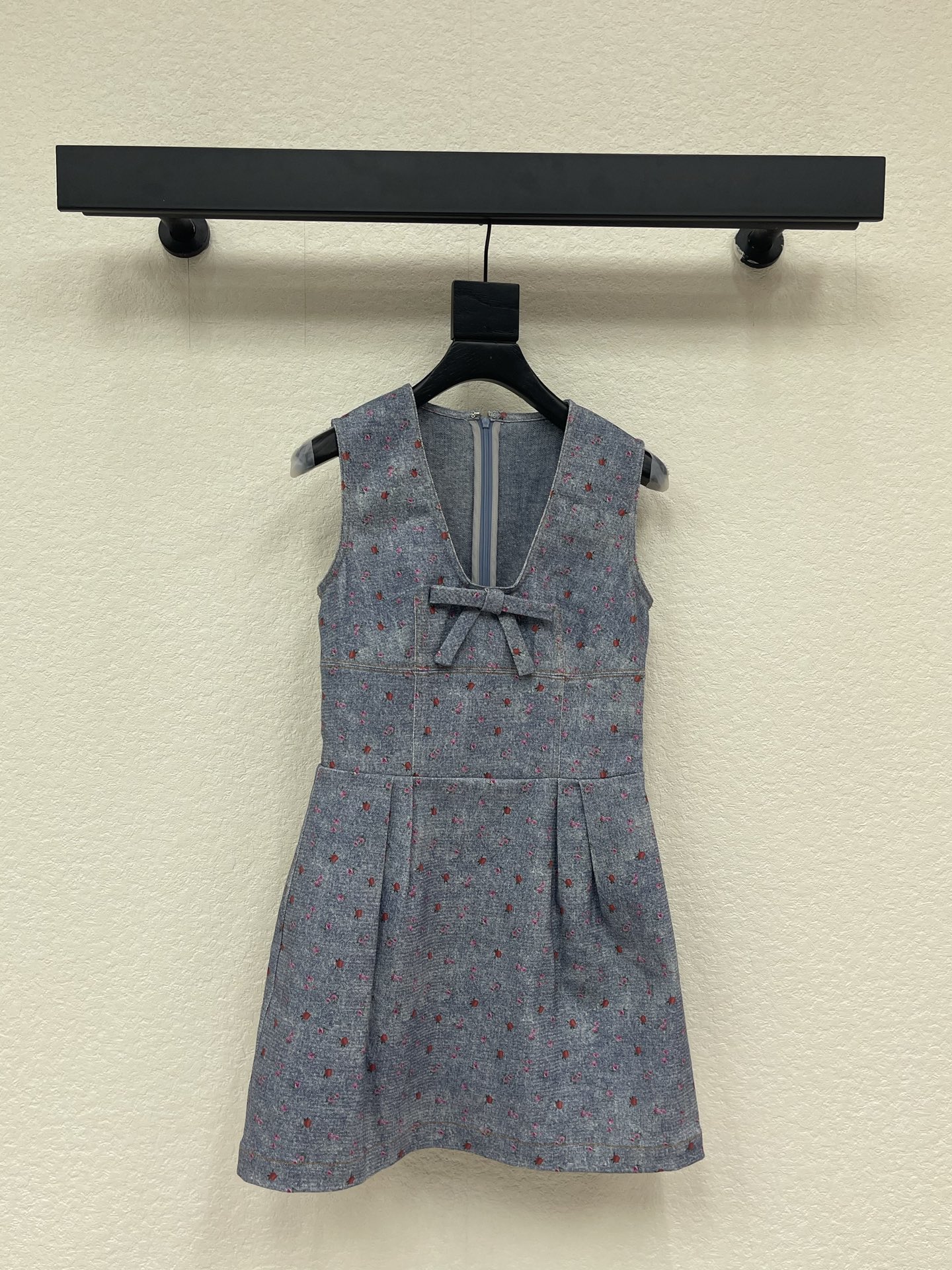 NO:839636,Niche Design 26 New Korean Floral Denim Dress. The bow on the chest and the U-shaped square collar design make it girly. Modify the shoulder and neck lines. The high-waisted A-line pleated version can easily tighten the waist and make you look slimmer. It is very tolerant to the body shape. It is refreshing and energetic when worn alone. It is also suitable for layering with knitted bottoming shirts. It is gentle and reduces age. It has a sweet atmosphere. SML,,skirts,19860909小众设计26新品韩系碎花牛仔连衣裙 胸前蝴蝶结搭配U型方领设计少女感拉满 修饰肩颈线条 高腰A字褶摆版型轻松收腰显瘦 对身材包容度很高 单穿清爽元气也很适合搭配针织打底衫做叠穿 温柔又减龄 甜美氛围感十足SML,,skirts,,Women's clothing
