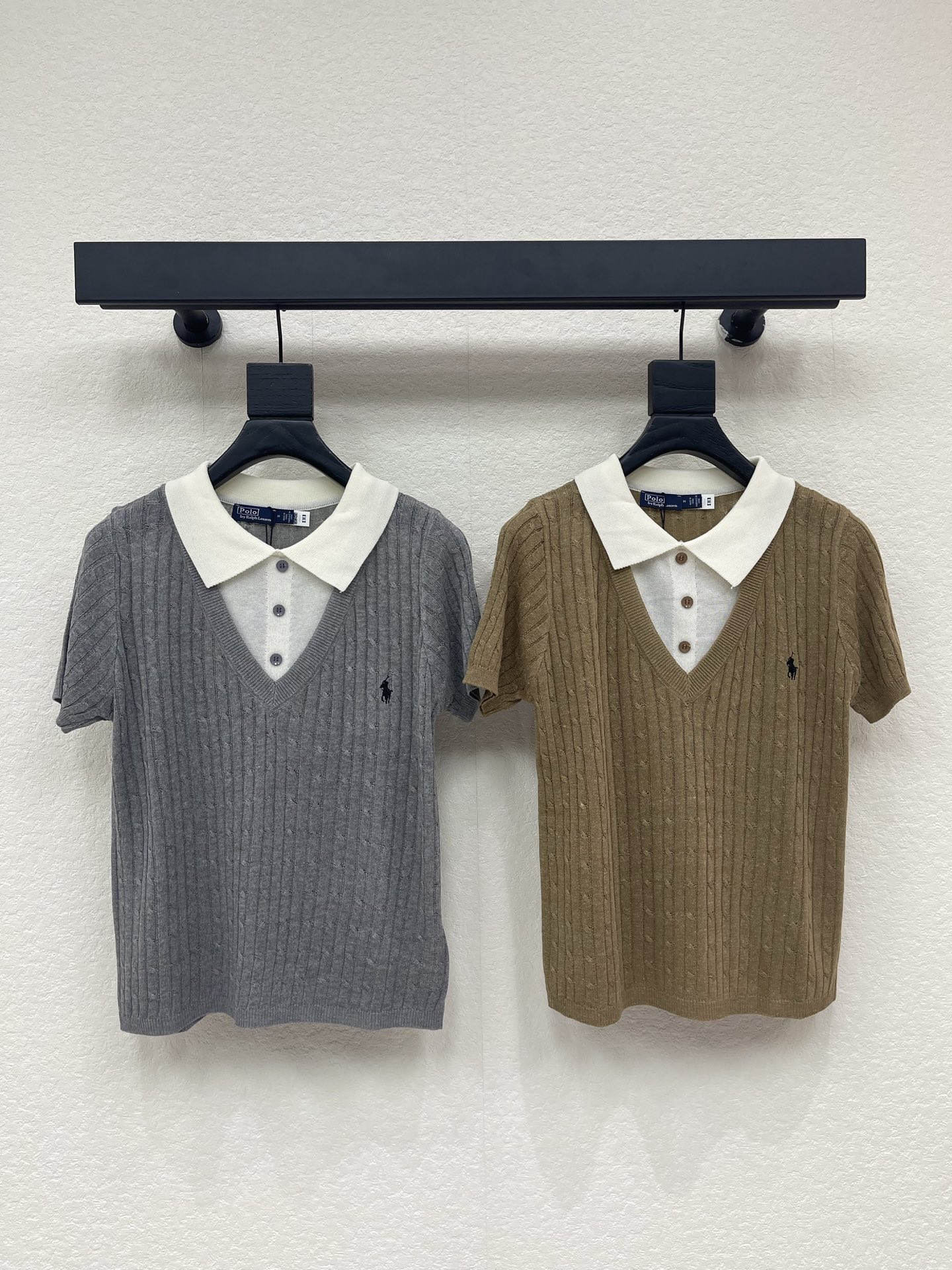 NO:837634,Ralph lauren polo Ralph*26 new spring and summer new contrasting color lapel fake two-piece knitted short-sleeves!  Made of custom imported knitted yarn material, it is skin-friendly and comfortable, soft and breathable. The lapels are designed with half-button buttons for easy putting on and taking off. The collar front and chest are exposed with contrasting colors to create a fake two-piece layering effect. The pony embroidery pattern on the chest is embellished to highlight the tonality. It can be easily used for daily commuting!  SML,,loro piana,T-shirt,19860909Ralph lauren polo拉夫*26春夏新款撞色翻领假两件针织短袖！定制进口针织纱线材质织造 亲肤舒适 柔软透气 翻领半开襟纽扣设计 穿脱方便 领边前襟和胸口露出拼接撞色 打造假两件叠穿效果 胸口小马刺绣图案点缀 彰显调性 日常通勤都可轻松驾驭！SML,,loro piana,T-shirt,,Women's clothing
