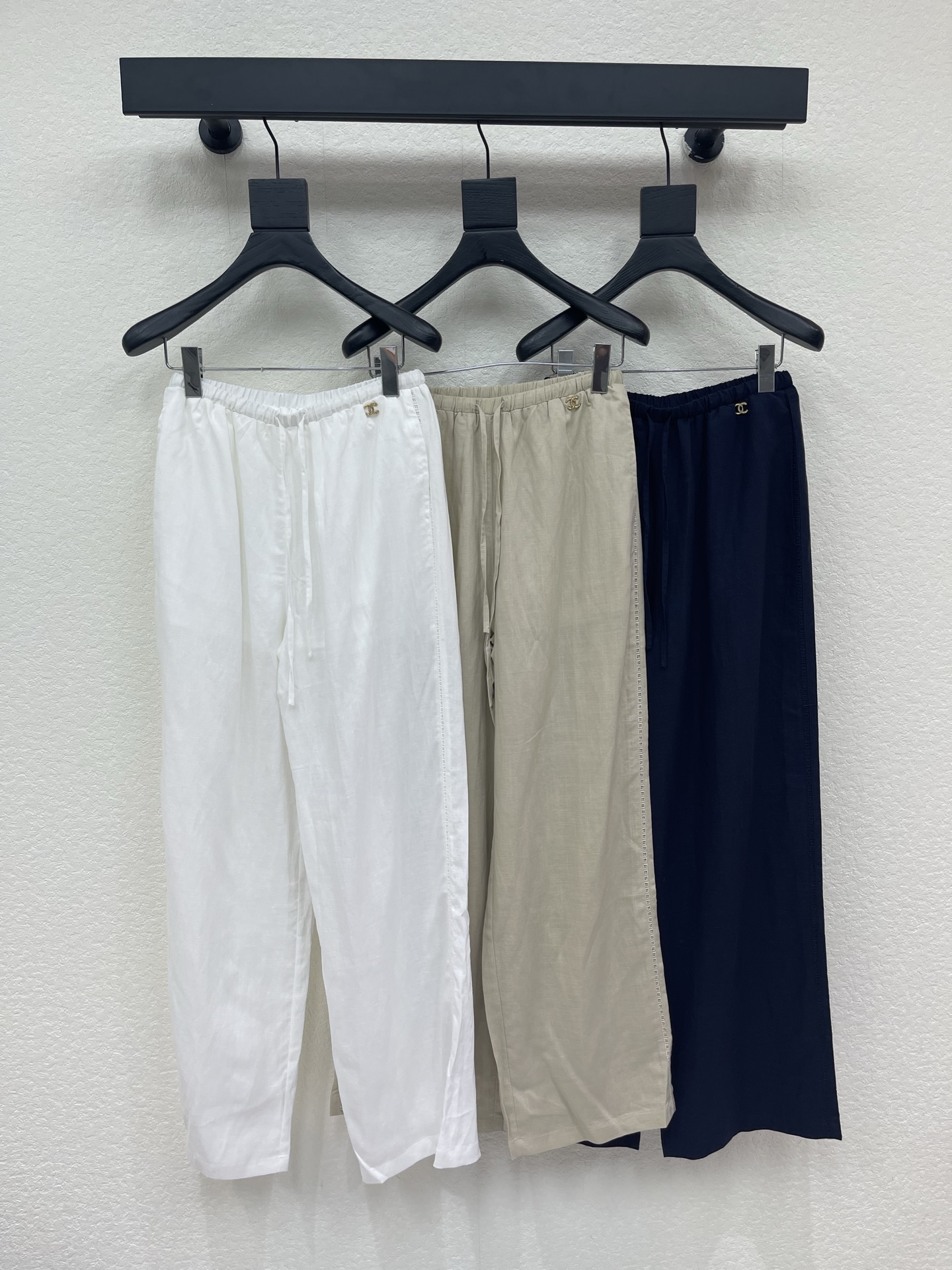 NO:838330,Chane*26 new summer style double C hardware lace splicing casual wide-leg pants. Made of high-waisted design. Tencel + linen fabric. Modify the leg shape. Not picky about height. Easy to control for daily commuting and leisure. Versatile colors. Very refreshing with light-colored tops or shirts. Suitable for summer. Three-color SML,,chanel,shirts,19860909Chane*26夏季新款双C五金花边拼接休闲阔腿裤 采用高腰设计 天丝+亚麻面料 修饰腿型 不挑身高 日常通勤 休闲都能轻松驾驭 颜色百搭 随便配浅色上衣或衬衫都很清爽 夏季穿超合适 三色SML,,chanel,shirts,,Women's clothing