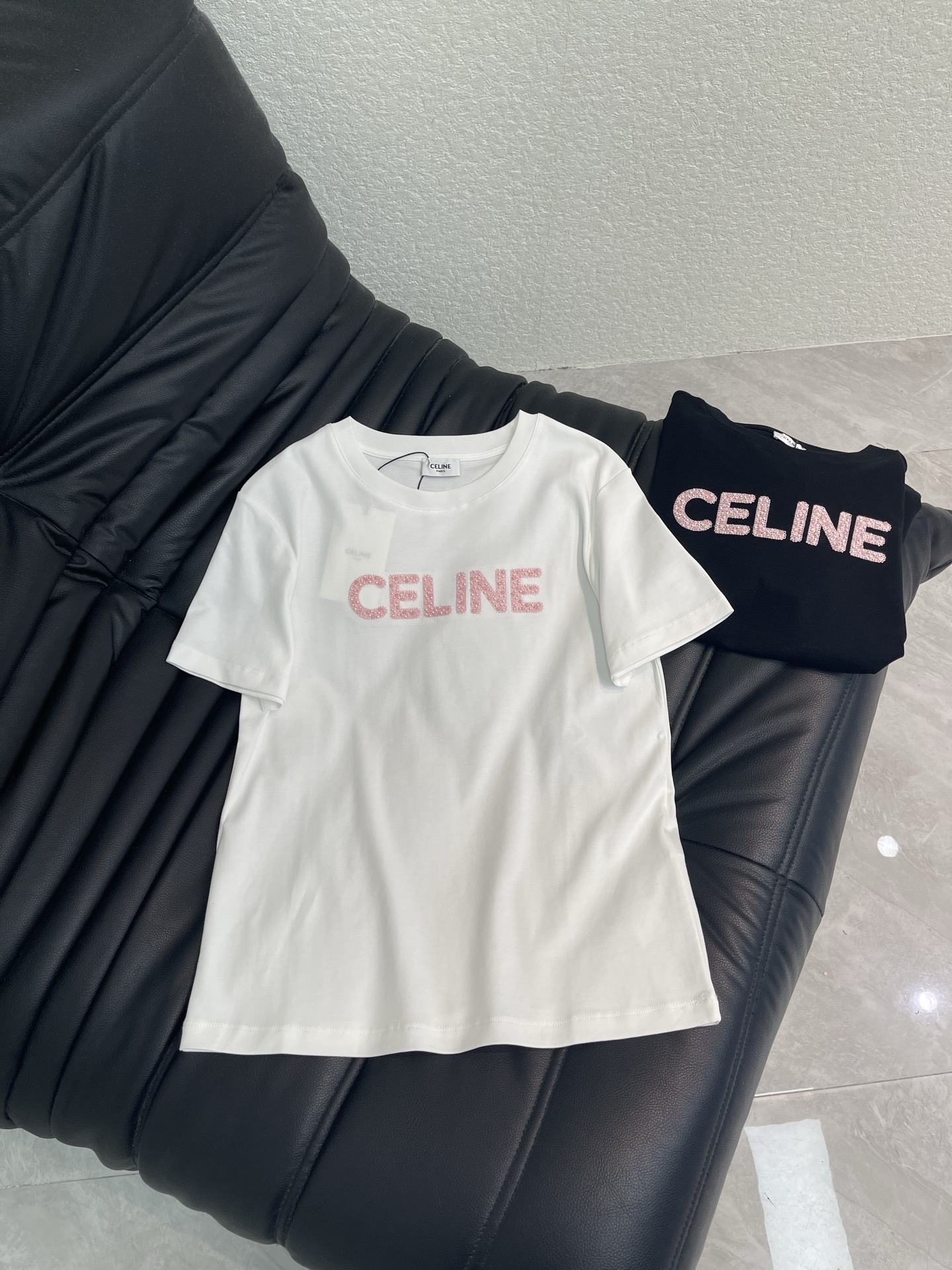 NO:838871,Celin*26 new spring and summer pink beaded embroidered letter round neck short-sleeved T-shirt. Customized mercerized cotton material. The fabric is soft and breathable. Super comfortable to wear. The beaded letter embroidery on the chest is exquisite and low-key. Full of details. Classic round neck version. Versatile and not flattering on the figure. It can be worn alone or layered. Easily create a relaxed summer outfit. SML,,celine,T-shirt,tees,t-shirt,19860909Celin*26春夏新品粉色钉珠刺绣字母圆领短袖T恤 定制丝光棉材质 面料柔软透气 穿着超舒适 胸前钉珠字母刺绣精致又低调 细节满分 经典圆领版型 百搭不挑身材 单穿或内搭都很OK 轻松打造夏日松弛感穿搭 SML,,celine,T-shirt,tees，t-shirt,,Women's clothing