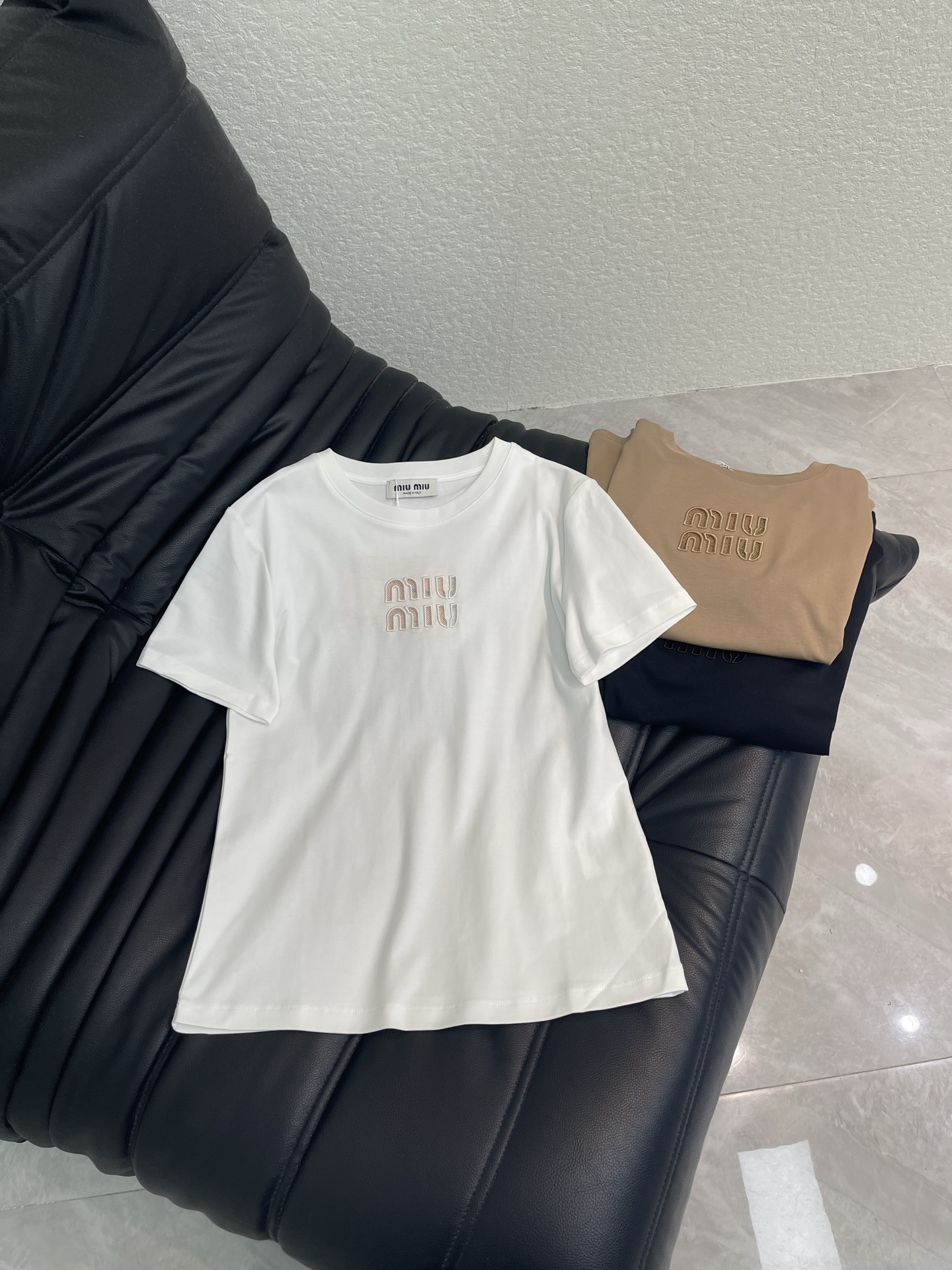 NO:838875,Miumi*26 new spring and summer short-sleeved T-shirt with hollow embroidered letters. Customized mercerized cotton material. The fabric is soft and breathable. It is super comfortable to wear. The lace letter embroidery on the chest is exquisite and low-key. Full of details. Classic round neck style. Versatile and not flattering on the figure. It is OK to wear alone or layered. Easily create a relaxed summer outfit. SML,,miumiu,T-shirt,tees,t-shirt,19860909Miumi*26春夏新款镂空刺绣字母短袖T恤 定制丝光棉材质 面料柔软透气 穿着超舒适 胸口的蕾丝字母刺绣精致又低调 细节满分 经典圆领版型 百搭不挑身材 单穿或内搭都很OK 轻松打造夏日松弛感穿搭 SML,,miumiu,T-shirt,tees，t-shirt,,Women's clothing