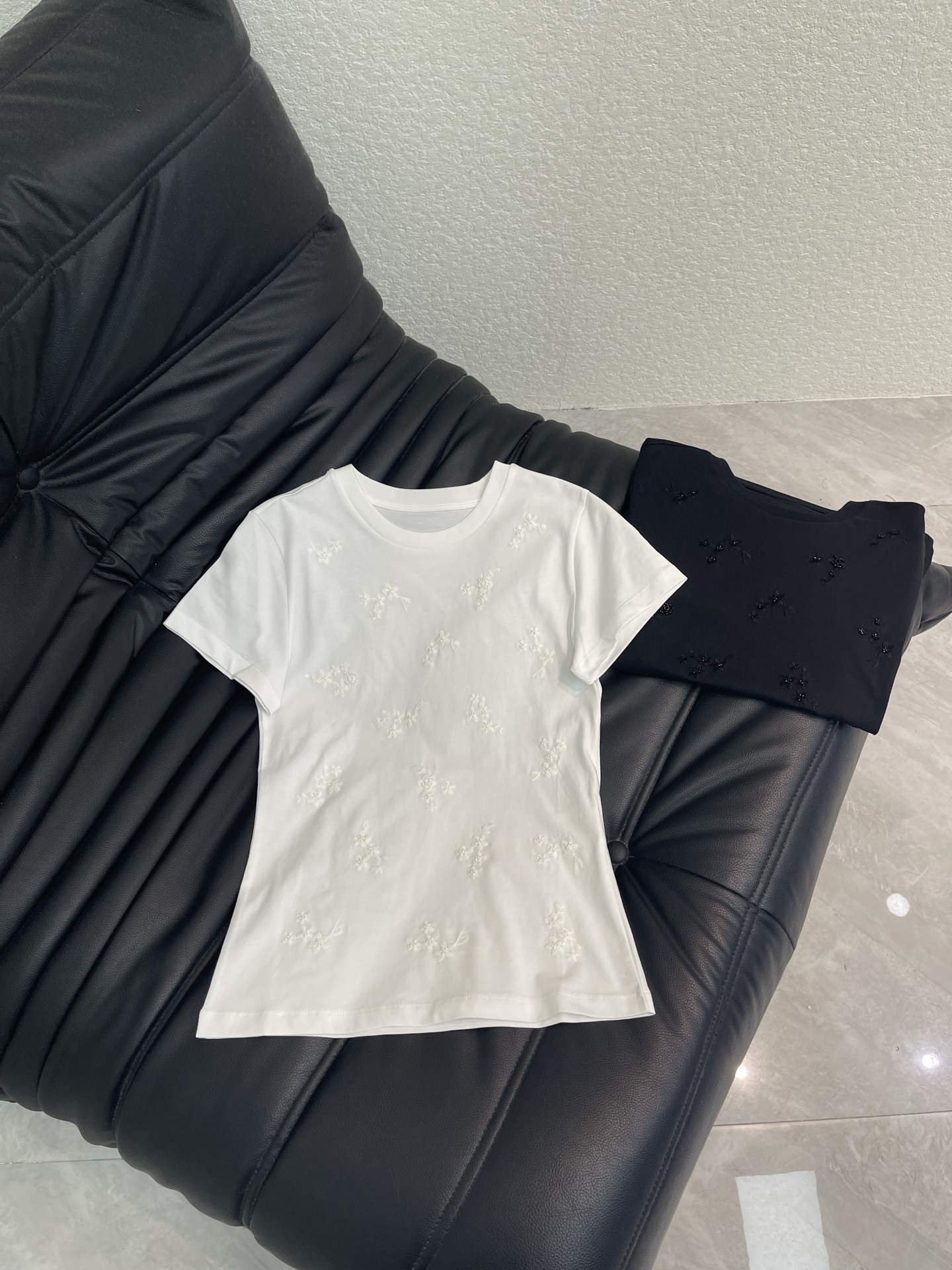 NO:838886,Chane*26 new spring and summer beaded embroidery floral short-sleeved T-shirt. Slim-fitting waist cut, pinch out the waist in seconds, slimming and showing off the figure. Skin-friendly and breathable fabric, soft and comfortable, two colors available, white/black, no burden for daily wear. It is super age-reducing when paired with jeans and skirts. In spring and summer, basic SML, chanel, skirts, jeans, T-shirt, tees, t-shirt,19860909Chane*26春夏新款钉珠刺绣花卉短袖T恤.修身收腰剪裁,秒掐出小蛮腰,显瘦又显身材.亲肤透气面料,柔软舒适,双色入 白/黑两色可选,日常穿无负担 搭配牛仔裤、半裙都超减龄,春夏刚需基础款SML,,chanel,skirts,jeans,T-shirt,tees，t-shirt,,Women's clothing