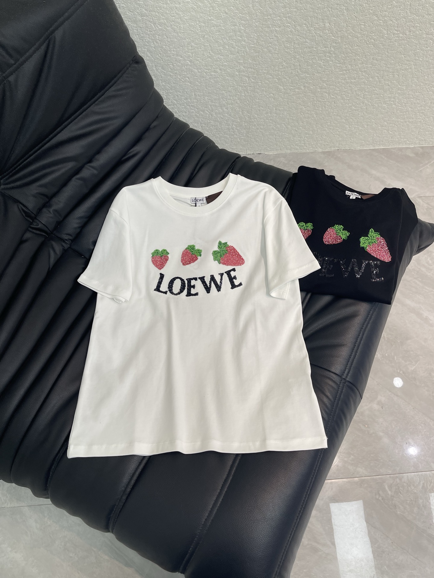 NO:837671,Loew*26 new spring and summer sequin embroidered strawberry short-sleeved T-shirt!  Customized 100% cotton material, breathable and comfortable, full of texture, beaded strawberry embroidery on the front + beaded brand letters, fun and fashionable, fully recognizable and exquisite embroidery details, fashionable and high-end, create a personalized style, fashionable and relaxed, look stylish when worn alone or under, SML, loewe, T-shirt, tees, t-shirt,19860909Loew*26春夏新款 珠片刺绣草莓短袖T恤！定制全棉材质 透气舒适 质感十足 正面钉珠草莓刺绣+珠片品牌字母 趣味又时髦 辨识度满分刺绣工艺细节精致 时尚高级感立现 打造个性风格 时髦松弛 单穿内搭都出彩时髦 SML,,loewe,T-shirt,tees，t-shirt,,Women's clothing