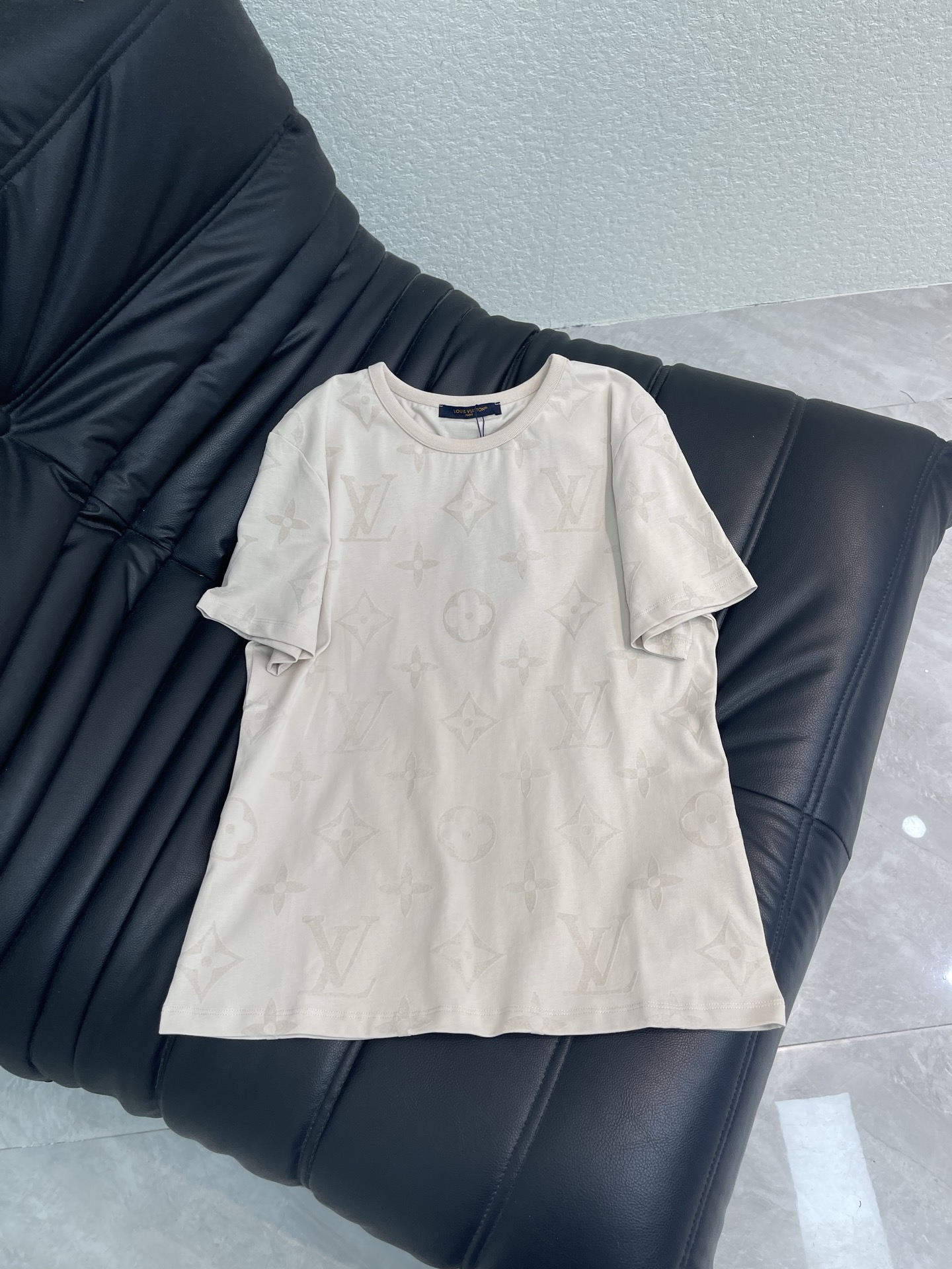 NO:838892,Louis Vuitto*26 new spring and summer new full-body letter suede printed short-sleeved T-shirt. Pure cotton fabric. High-density fashionable sports style. Every daily wear. Playful and age-reducing design elements full of vitality. High quality. Size SML, Louis Vuitton, T-shirt, tees, t-shirt,19860909Louis Vuitto*26春夏新款全身字母绒面印花短袖T恤 纯棉面料 高密度时髦运动风 每个日常的穿搭 俏皮减龄充满元气的设计元素 高品质 尺码SML,,louis vuitton,T-shirt,tees，t-shirt,,Women's clothing