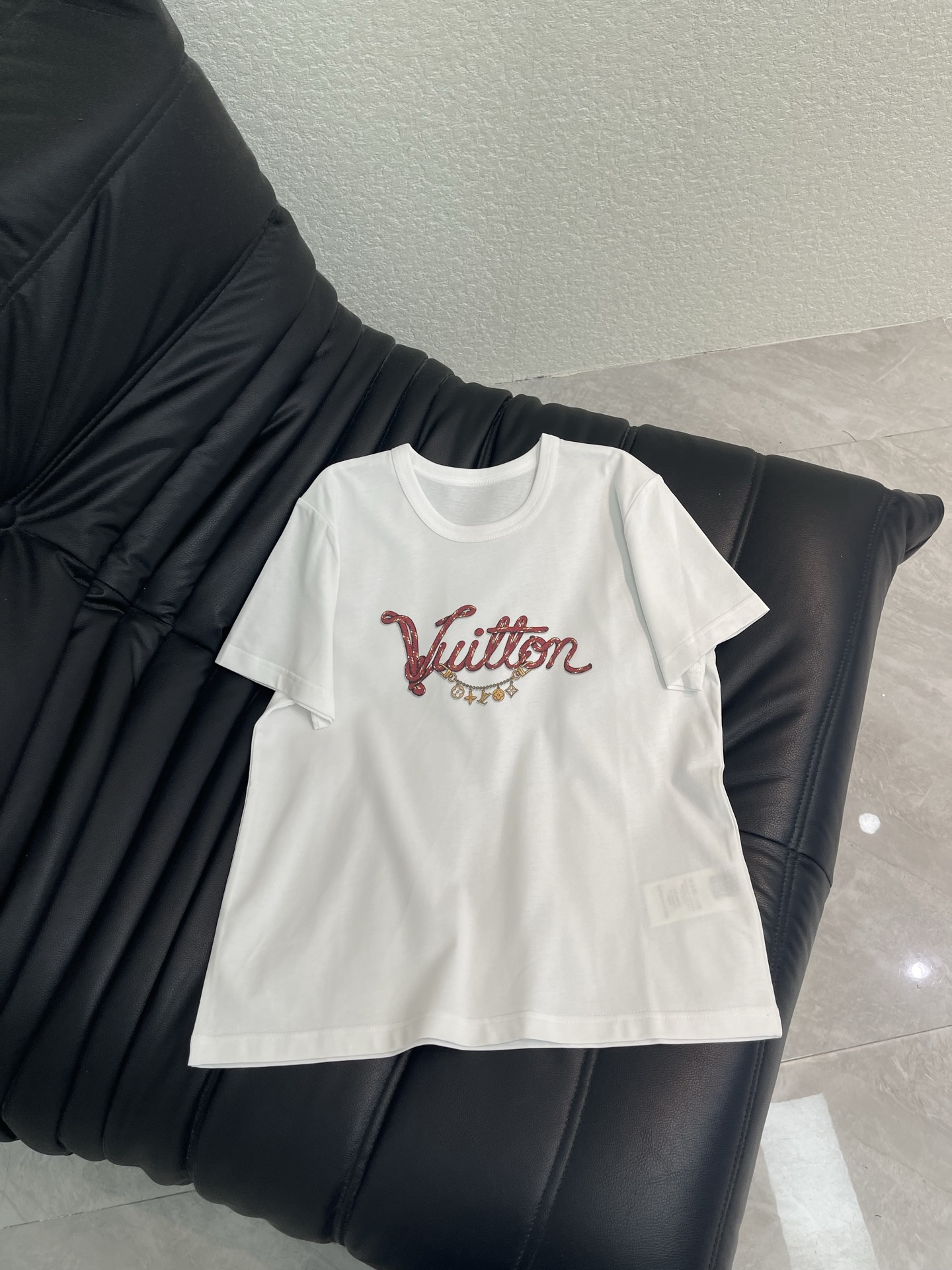 NO:838893,Louis Vuitto*26 new spring and summer short-sleeved T-shirt with letter print. Classic round neck style. The fabric is soft and waxy and skin-friendly. The upper body is not tight. It is super comfortable for daily wear. The looseness is just right. It covers the flesh and looks slim. It looks stylish with jeans or casual pants. It is easy to get a sense of fashion. SML,, louis vuitton, jeans, T-shirt, tees, t-shirt,19860909Louis Vuitto*26春夏新款字母印花短袖T恤 经典的圆领版型 面料棉质软糯亲肤 上身不紧绷 日常穿着超舒适 宽松度刚刚好 遮肉显瘦 随便搭牛仔裤or休闲裤都很有范儿 轻松get时尚感 SML,,louis vuitton,jeans,T-shirt,tees，t-shirt,,Women's clothing