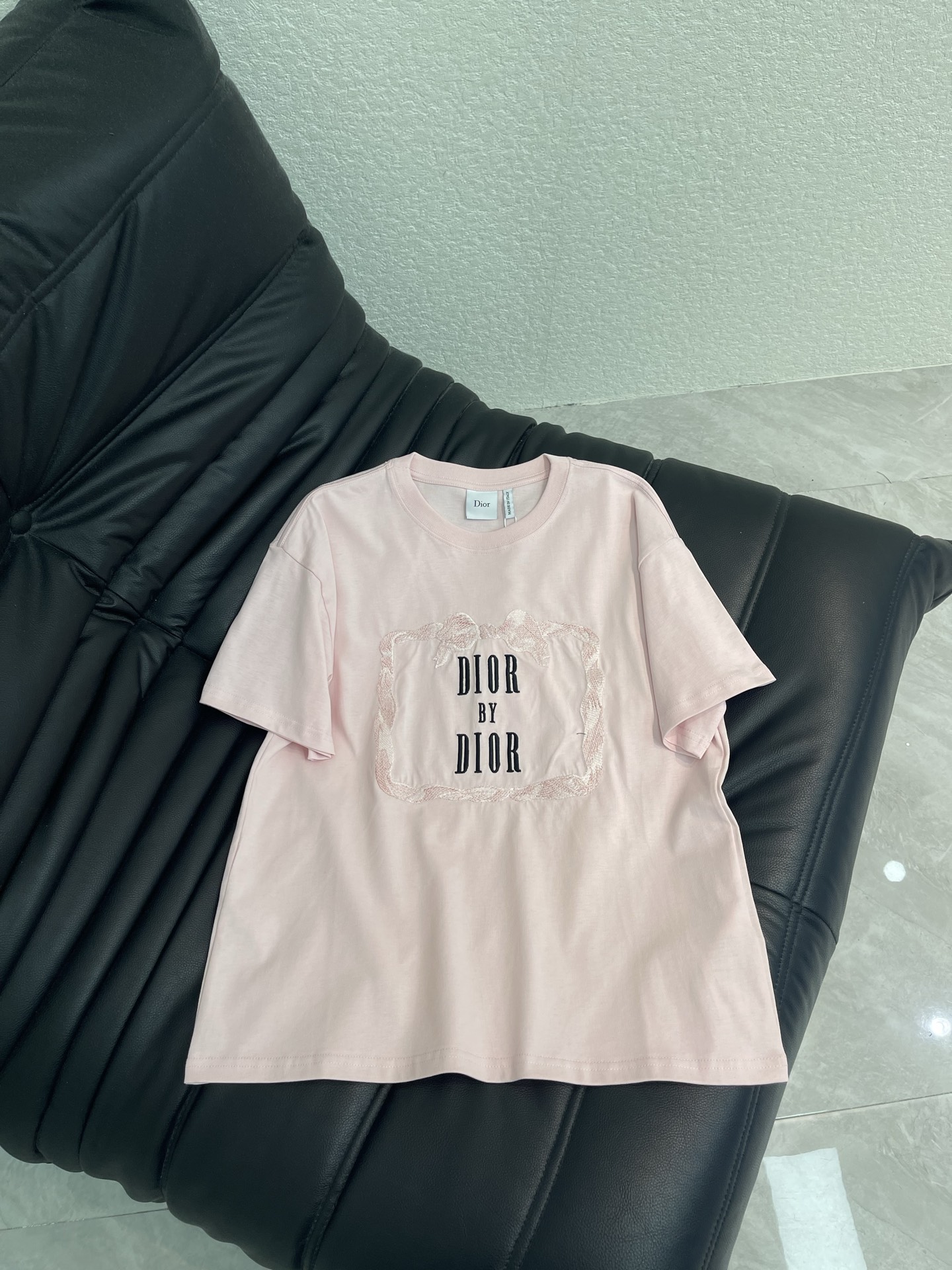 NO:838337,Dio*26 new spring and summer product, limited-edition cherry blossom pink embroidered short-sleeved T-shirt. The cherry blossom pink tone comes with a soft light filter. It is gentle and not picky, unlocking the spring atmosphere in one second. The letters on the chest are matched with a lace-like embroidered border, the details are full of brand recognition, and the low-key and high-end texture is revealed.  The loose off-shoulder version covers the flesh and makes you look slimmer without picking up your figure. It can be easily worn with jeans and skirts to give you a relaxed, big-name look. It is suitable for daily commuting and going out on dates. It can be worn alone or stacked, and it is practical and practical. SML, dior, skirts, jeans, T-shirt, tees, t-shirt,19860909Dio*26春夏新品 限定樱花粉刺绣短袖T恤 自带柔光滤镜的樱花粉调,温柔又不挑皮,一秒解锁春日氛围感. 胸前 字母搭配蕾丝感刺绣边框,细节满溢品牌辨识度,低调中透着高级质感. 宽松落肩版型,遮肉显瘦不挑身材,搭配牛仔裤、半裙都能轻松穿出松弛的大牌感,日常通勤、约会出街都适配,可单穿可叠穿,实穿性拉满.SML,,dior,skirts,jeans,T-shirt,tees，t-shirt,,Women's clothing