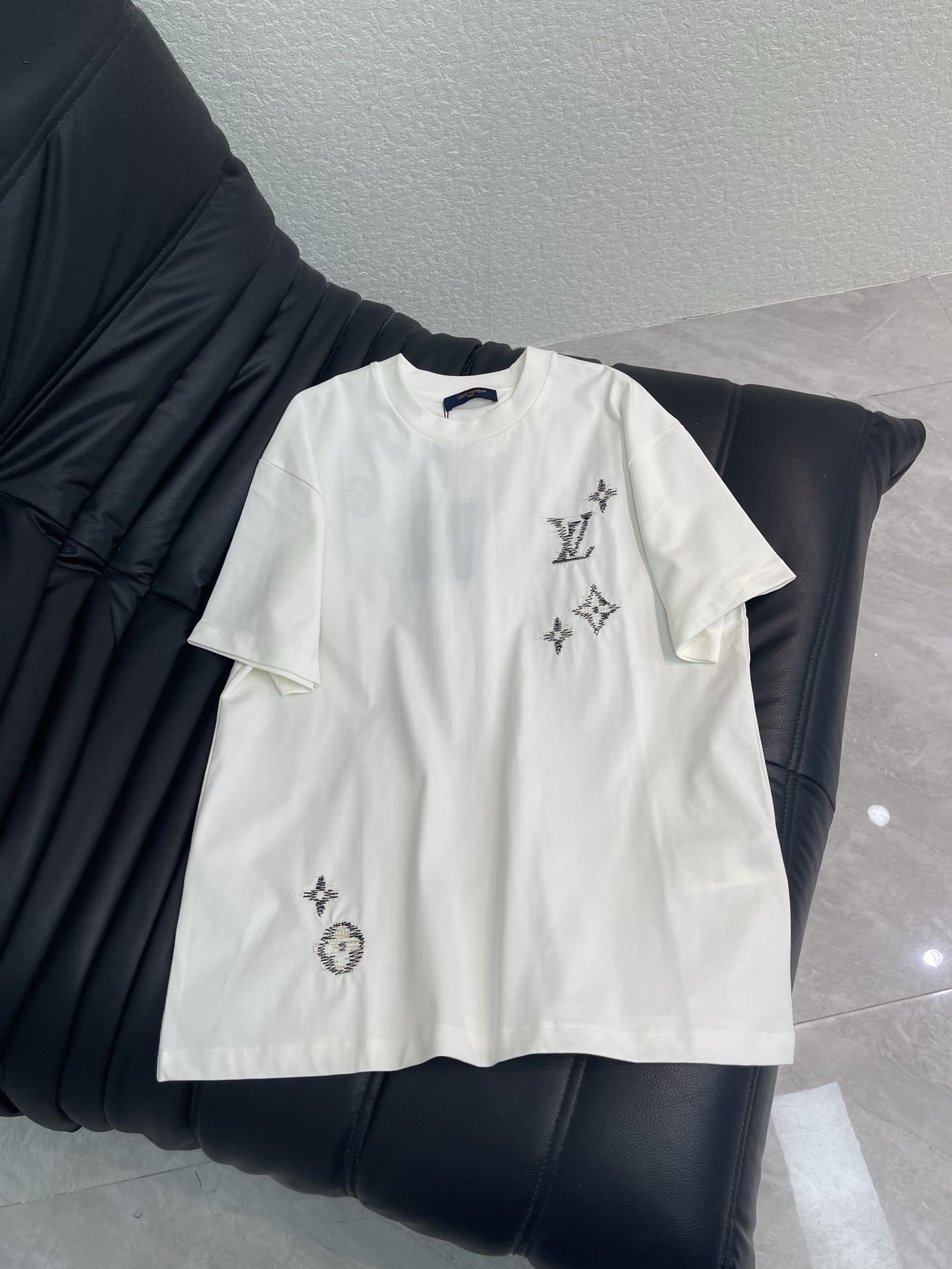 NO:838880,Louis Vuitto*26 new spring and summer short-sleeved T-shirt with embroidered pattern, classic Monogram embroidery, low-key and recognizable, loose and straight fit, easy for both men and women to control, reinforced collar for more durability, versatile for daily leisure or vacation, great with jeans and shorts, easy to get a simple and high-end feel! One color SML,, louis vuitton, shorts, jeans, T-shirt, tees, t-shirt,19860909Louis Vuitto*26春夏新款刺绣图案短袖T恤 经典Monogram刺绣 低调又有辨识度 宽松直身版型 男女都能轻松驾驭 领口加固更耐穿 日常休闲或度假都很百搭 随手搭牛仔裤,短裤都很出彩,轻松get简约高级感! 一个色SML,,louis vuitton,shorts,jeans,T-shirt,tees，t-shirt,,Women's clothing