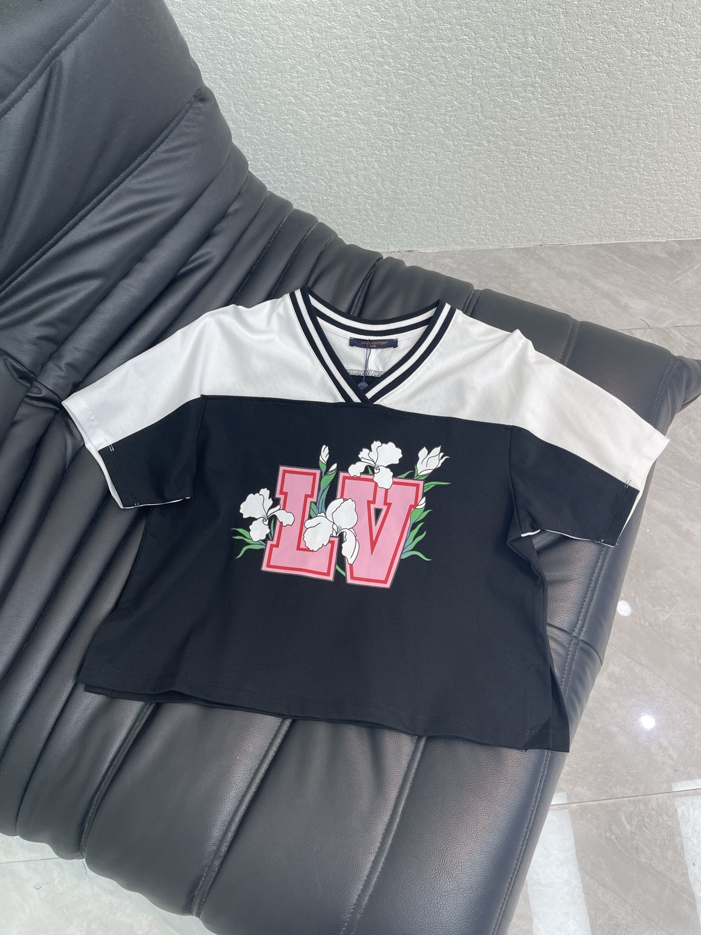 NO:838870,Louis Vuitto*26 new spring and summer style V-neck contrasting short-sleeved top. Made of pure cotton fabric. Black and white stitching V-neck design. Pink logo letters + white flower embroidery on the front. Highly recognizable. Short and loose fit. It hides body and looks slim. Suitable for daily outings and light travel. Paired with high-waisted pants or denim skirt. Looks slim and energetic. One color SML, Louis Vuitton, skirts, T-shirt,19860909Louis Vuitto*26春夏新款 V领撞色短袖上衣 采用纯棉面料 黑白拼接的V领设计 正面粉色logo字母+白色花卉刺绣 辨识度超高 短款宽松版型 藏肉又显瘦 日常出街 轻旅行都很适合 搭配高腰裤或牛仔裙 显瘦又有活力 一色SML,,louis vuitton,skirts,T-shirt,,Women's clothing