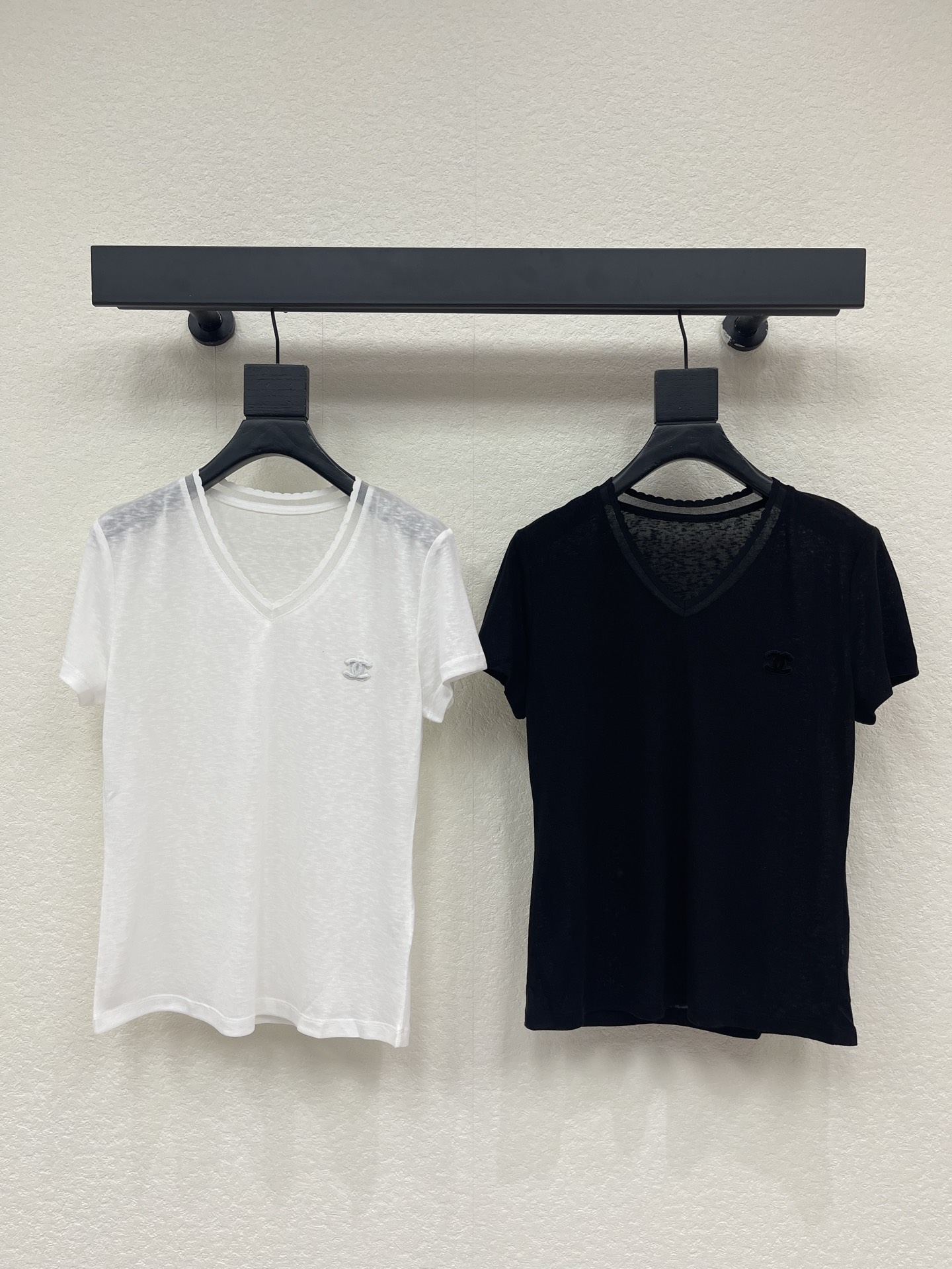 NO:838898,Chane*26 new spring and summer V-neck short-sleeved T-shirt. The fabric is dry and soft. The V-neck modifies the neck line. The small embroidery on the chest is very detailed. The loose version is very tolerant. It can be easily used for commuting and leisure. The color is versatile and can be matched with anything. It looks good with skirts. Simple and advanced. S-XL,,chanel,skirts,T-shirt,tees,t-shirt,19860909Chane*26春夏新款V领短袖T恤 面料干爽又软糯 V领修饰颈部线条 胸前小刺绣超有细节感 宽松版型 包容性强 通勤休闲都能轻松驾驭 颜色百搭 随便配 半裙都好看 简约又高级 S-XL,,chanel,skirts,T-shirt,tees，t-shirt,,Women's clothing