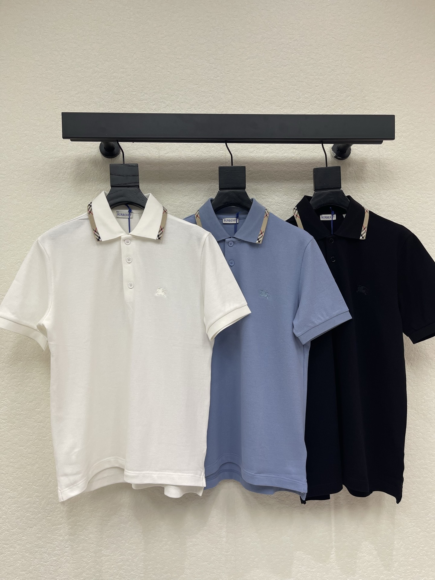 NO:838952,Burberr*26 new spring and summer new horse embroidered polo shirt short-sleeved T-shirt. Made of lightweight cotton pique mesh, with brand knitted logo on the collar. The collar and cuffs are integrated with threaded contrast plaid piping design, embellished with the same color Equestrian Knight logo (EKD) embroidery. It looks good and easy to control with any combination, and has a high wear rate ~ a wardrobe must-have!  Same style for men and women!  S-XXL,,burberry,T-shirt,tees,t-shirt,19860909Burberr*26春夏新款战马刺绣Polo衫短袖T恤.选用轻盈棉质珠地网眼布打造,衣领处搭配品牌针织徽标.衣领和袖口融入螺纹撞色格纹滚边设计,点缀同色系马术骑士徽标（EKD）刺绣.随意搭配都很好看轻松驾驭,实穿率超高～衣橱必备款！男女同款！S-XXL,,burberry,T-shirt,tees，t-shirt,,Women's clothing