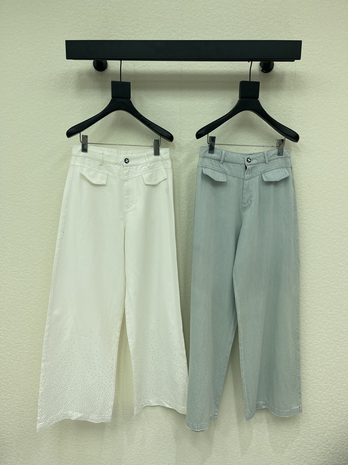 NO:838903,Chane*26 new spring and summer hot diamond casual jeans, loose straight design, slimming and flattering leg shape, double pocket details are super design, full of layering, white is versatile, can be worn with T-shirts in spring and summer, shirts are OK, can be worn for commuting and leisure, comfortable and fashionable SML,,chanel,jeans,shirts,tees,t-shirt,19860909Chane*26春夏新款烫钻休闲牛仔裤 宽松直筒设计 显瘦又修饰腿型 双口袋细节超有设计感 层次感满满 白色百搭 春夏随便搭T恤 衬衫都OK 通勤休闲都能穿 舒适又时髦 SML,,chanel,jeans,shirts,tees，t-shirt,,Women's clothing