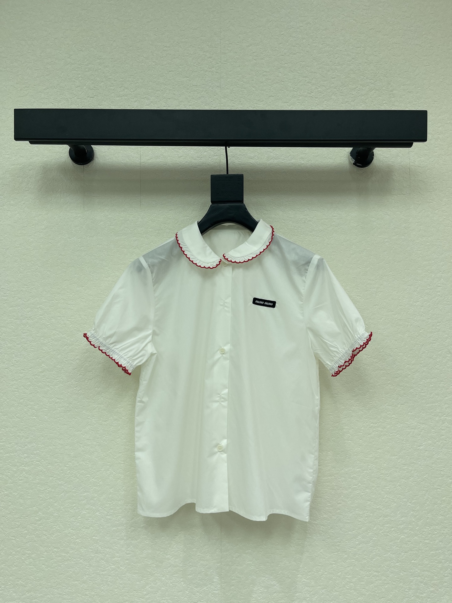 NO:838959,Miumi*26 new spring and summer red-edged baby collar white short-sleeved shirt Whose girl's heart is pierced by this sweet girl's shirt!  Creamy white background color + contrasting red-edged doll collar, with its own vitality and age-reducing buff, a sweet but not greasy college feel makes it full of classics. The black label is low-key embellishment, exquisite and recognizable. Puff short sleeves + pleated cuff design hides the flesh, and the upper body is smart and flexible. The drapey and anti-wrinkle cotton fabric makes the upper body refreshing and breathable, and it is not stuffy at all for daily wear. SML,,miumiu,shirts,T-shirt,19860909Miumi*26春夏新款红边娃娃领白短袖衬衫 谁的少女心被这件甜妹衬衣戳中了！ 奶白底色+撞色红边娃娃领,自带元气减龄buff,甜而不腻的学院感拉满经典 黑标低调点缀,精致又有辨识度 泡泡短袖+褶皱收口设计,藏住拜拜肉,上身乖巧又灵动 垂顺抗皱的棉质面料,上身清爽透气,日常穿完全不闷.SML,,miumiu,shirts,T-shirt,,Women's clothing