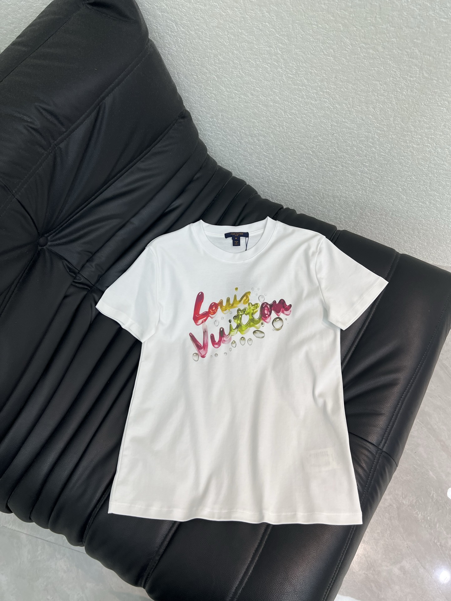 NO:837681,LouisVuitto*26 new spring and summer candy letter printed short-sleeved T-shirt!  Customized cotton material, breathable and comfortable, full of texture. The front logo adopts candy gradient water drop elements. It is lively, fashionable, fun and luxurious. It has a youthful atmosphere. It is versatile to wear alone or layered. It can be worn with jeans or skirts. It is suitable for daily casual use. It is fashionable and practical, a must-have for fashionistas!  SML,,louis vuitton,skirts,jeans,T-shirt,tees,t-shirt,19860909LouisVuitto*26春夏新款糖果字母印花短袖T恤！定制全棉材质 透气舒适 质感十足 正面Logo采用糖果渐变水滴元素 活泼又时髦趣味又奢华 青春气氛骤增 单穿或内搭都很百搭 搭牛仔裤 半裙都OK 日常休闲 时尚实用兼备,潮人必备！SML,,louis vuitton,skirts,jeans,T-shirt,tees，t-shirt,,Women's clothing