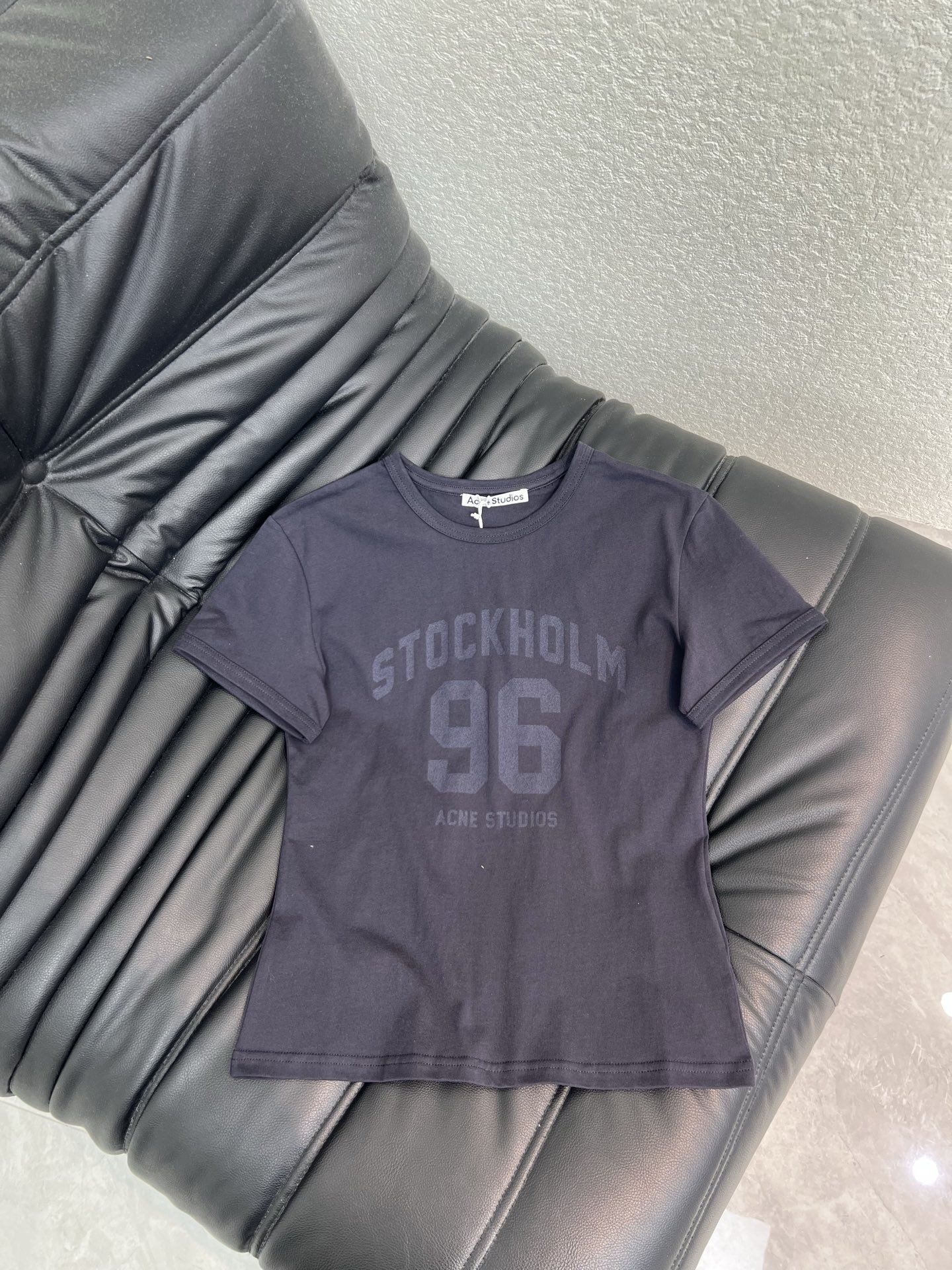 NO:838975,Acne Studios Stockholm 96 T-shirt, this slim-fitting short-sleeved T-shirt, in charcoal black, is low-key and versatile. The words 'STOCKHOLM 96' on the front are very recognizable. The plain fabric is soft and skin-friendly, comfortable and durable to wear. It has a slim fit and can be worn alone or layered. It can be easily matched with overalls and jeans. It is simple and personalized, and can be easily used when commuting or going out on the street!  SML,,acne studios,dior,jeans,T-shirt,tees,t-shirt,19860909Acne Studios Stockholm 96 T恤,这款修身短袖T恤,炭黑色低调百搭,正面“STOCKHOLM 96”字样超有辨识度,平纹面料柔软亲肤,穿着舒适又耐看,修身版型,单穿或内搭都很OK,轻松搭配工装裤、牛仔裤,简约又有个性,通勤出街都能轻松驾驭！SML,,acne studios,dior,jeans,T-shirt,tees，t-shirt,,Women's clothing