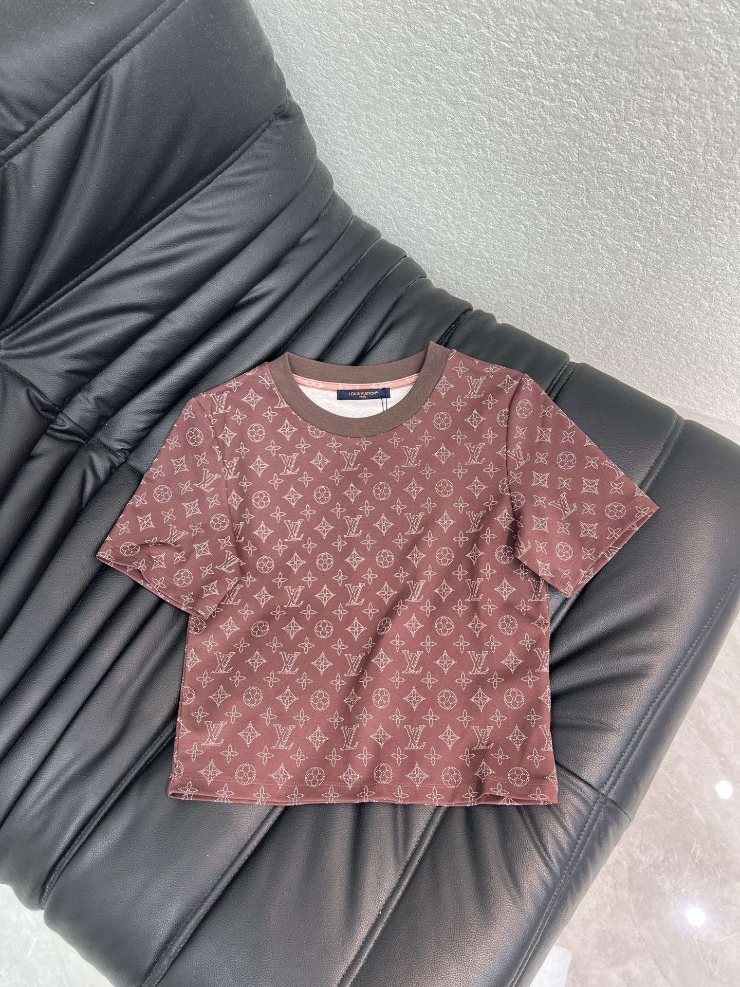 NO:837670,Louis Vuitto*26 new spring and summer all-over printed short-sleeved T-shirt. Pure cotton fabric. High-density fashionable sports style. Every daily wear. Playful and age-reducing design elements full of vitality. High quality. Size SML, Louis Vuitton, T-shirt, tees, t-shirt,19860909Louis Vuitto*26春夏新款全身印花短袖T恤 纯棉面料 高密度时髦运动风 每个日常的穿搭 俏皮减龄充满元气的设计元素 高品质 尺码SML,,louis vuitton,T-shirt,tees，t-shirt,,Women's clothing