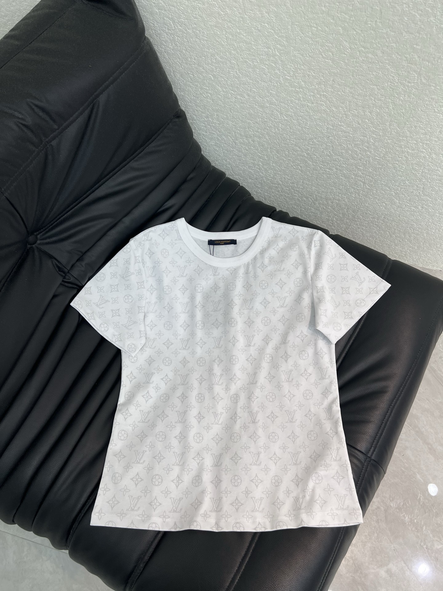 NO:837677,Louis Vuitto*26 new spring and summer all-over printed short-sleeved T-shirt. Pure cotton fabric. High-density fashionable sports style. Every daily wear. Playful and age-reducing design elements full of vitality. High quality. Size SML, Louis Vuitton, T-shirt, tees, t-shirt,19860909Louis Vuitto*26春夏新款全身印花短袖T恤 纯棉面料 高密度时髦运动风 每个日常的穿搭 俏皮减龄充满元气的设计元素 高品质 尺码SML,,louis vuitton,T-shirt,tees，t-shirt,,Women's clothing