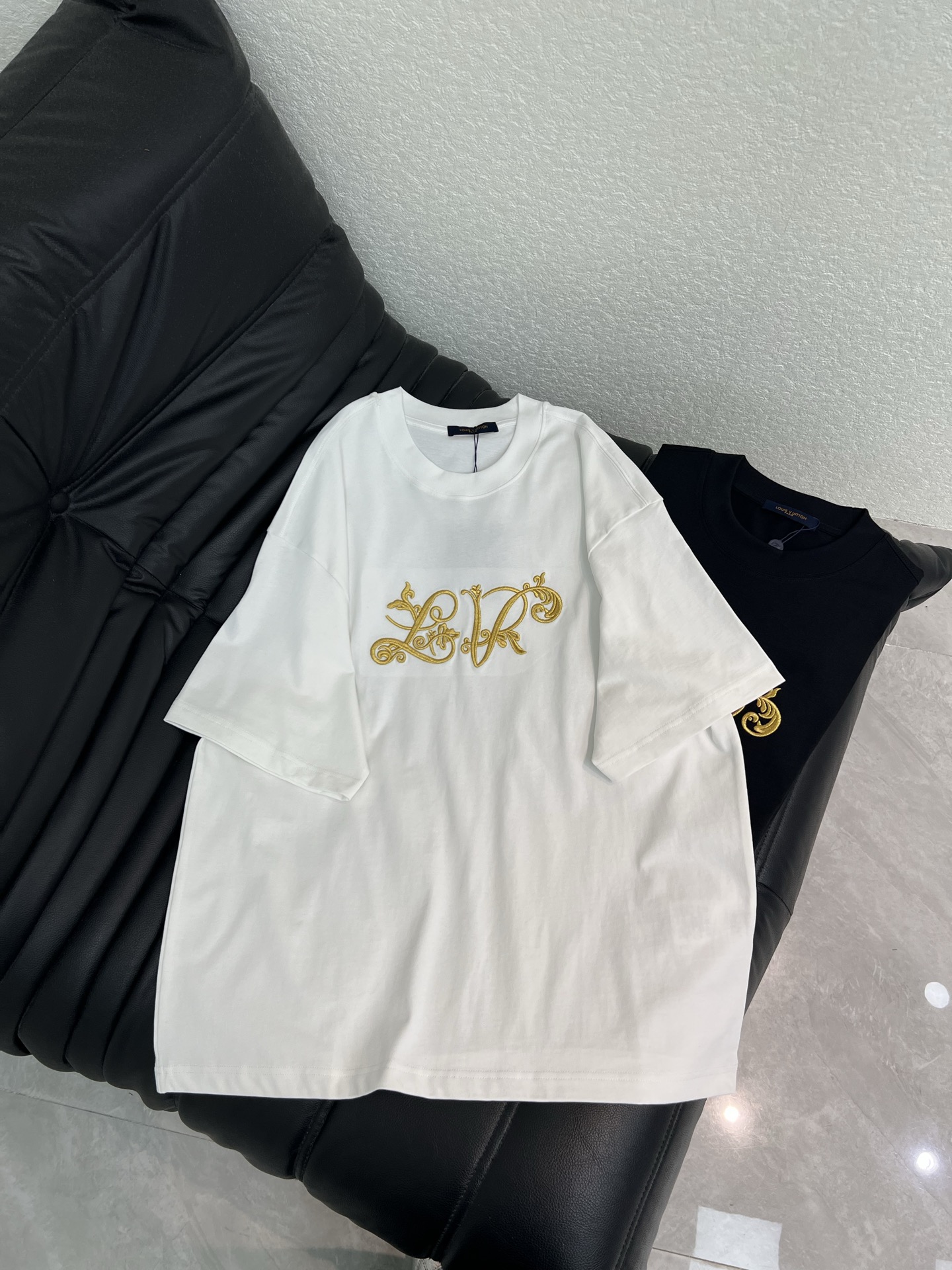 NO:838283,Louis Vuitto*26 new short-sleeved T-shirt with gold embroidered letters. Customized pure cotton fabric, comfortable and breathable. The large gold logo embroidery on the chest outlines the logo letters, presenting a unique artistic sense and visual effect. It is very suitable whether worn alone or layered, and can be easily used for daily outings and commuting. The same style for men and women!  S-XL,,louis vuitton,T-shirt,tees,t-shirt,19860909Louis Vuitto*26新款金色刺绣字母短袖T恤.定制纯棉面料,舒适透气.胸前大logo金色刺绣勾勒出标识字母,呈现独特的艺术感和视觉效果.不管是单穿还是叠穿都超合适,日常出街,通勤都能轻松驾驭.男女同款！S-XL,,louis vuitton,T-shirt,tees，t-shirt,,Women's clothing