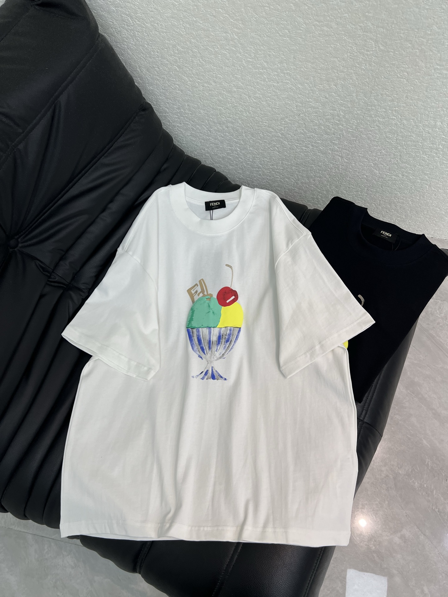NO:838287,Fend*26 new ice cream short-sleeved T-shirt. Made of high-weight pure cotton, soft and comfortable, super comfortable to wear! Decorated with watercolor color-blocked ice cream and foamed digital direct spray on the chest, it is simple and recognizable! Loose fit, low-key and well-designed. It is suitable for wearing alone or layered, and can be easily used for daily outings and commuting. Same style for men and women!  S-XL,,fendi,T-shirt,tees,t-shirt,19860909Fend*26新款冰淇淋短袖T恤.高克重纯棉材质,柔软舒适,穿着超舒适! 胸前饰以水彩拼色冰淇淋加发泡数码直喷,简约又有辨识度! 宽松版型,低调又有设计.不管是单穿还是叠穿都超合适,日常出街,通勤都能轻松驾驭.男女同款！S-XL,,fendi,T-shirt,tees，t-shirt,,Women's clothing